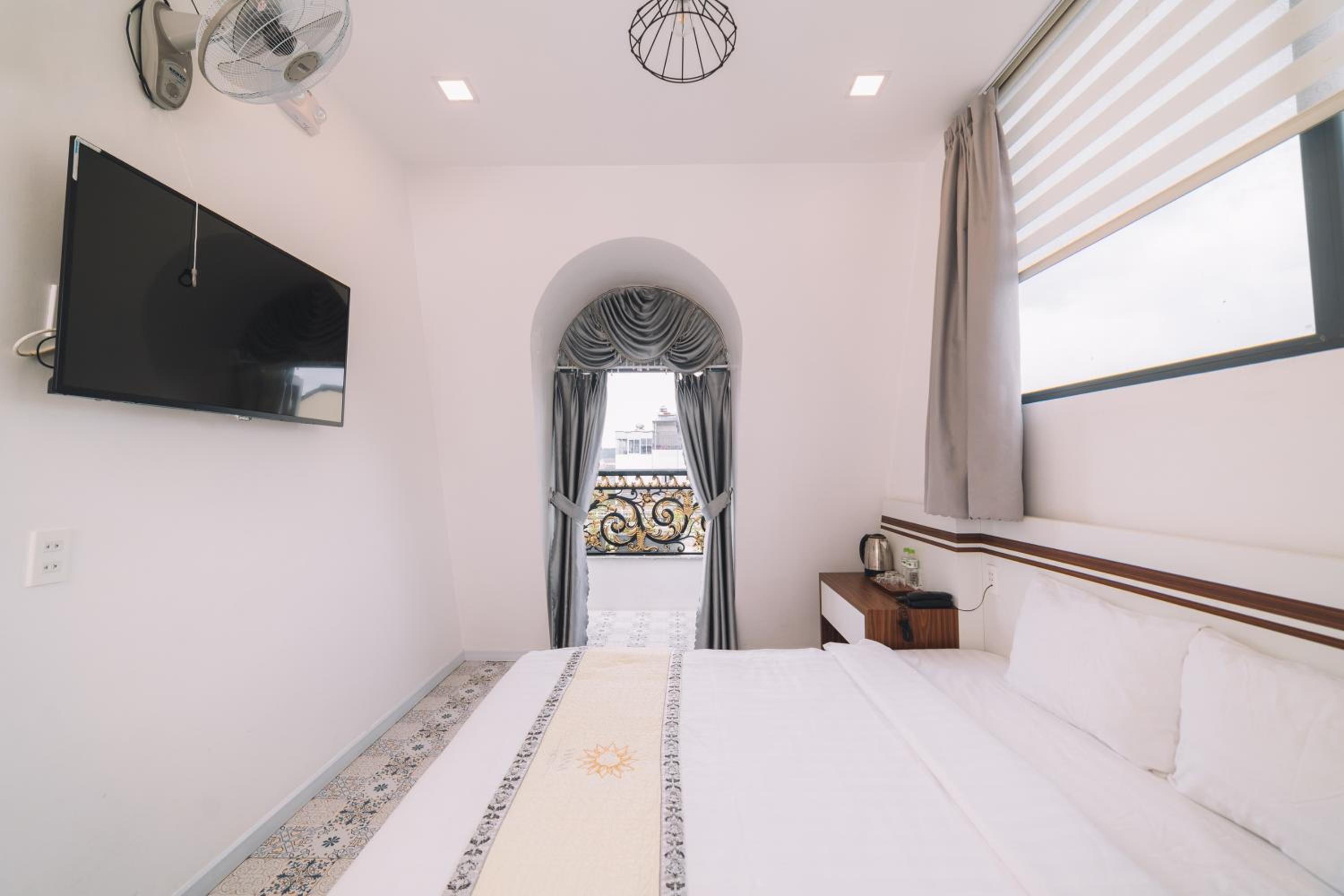 Deluxe Double Room with Balcony - Photo 25