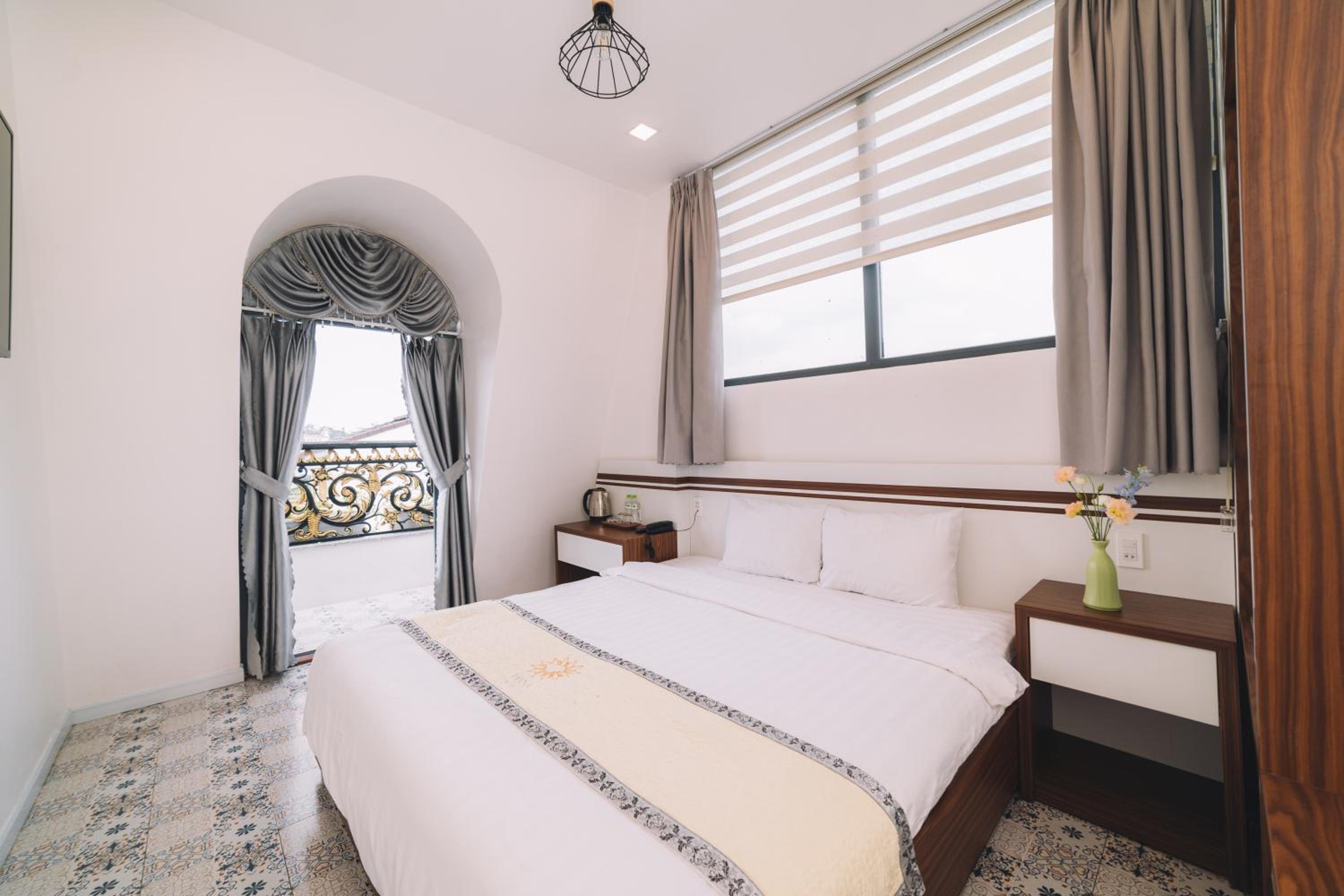 Deluxe Double Room with Balcony - Photo 26