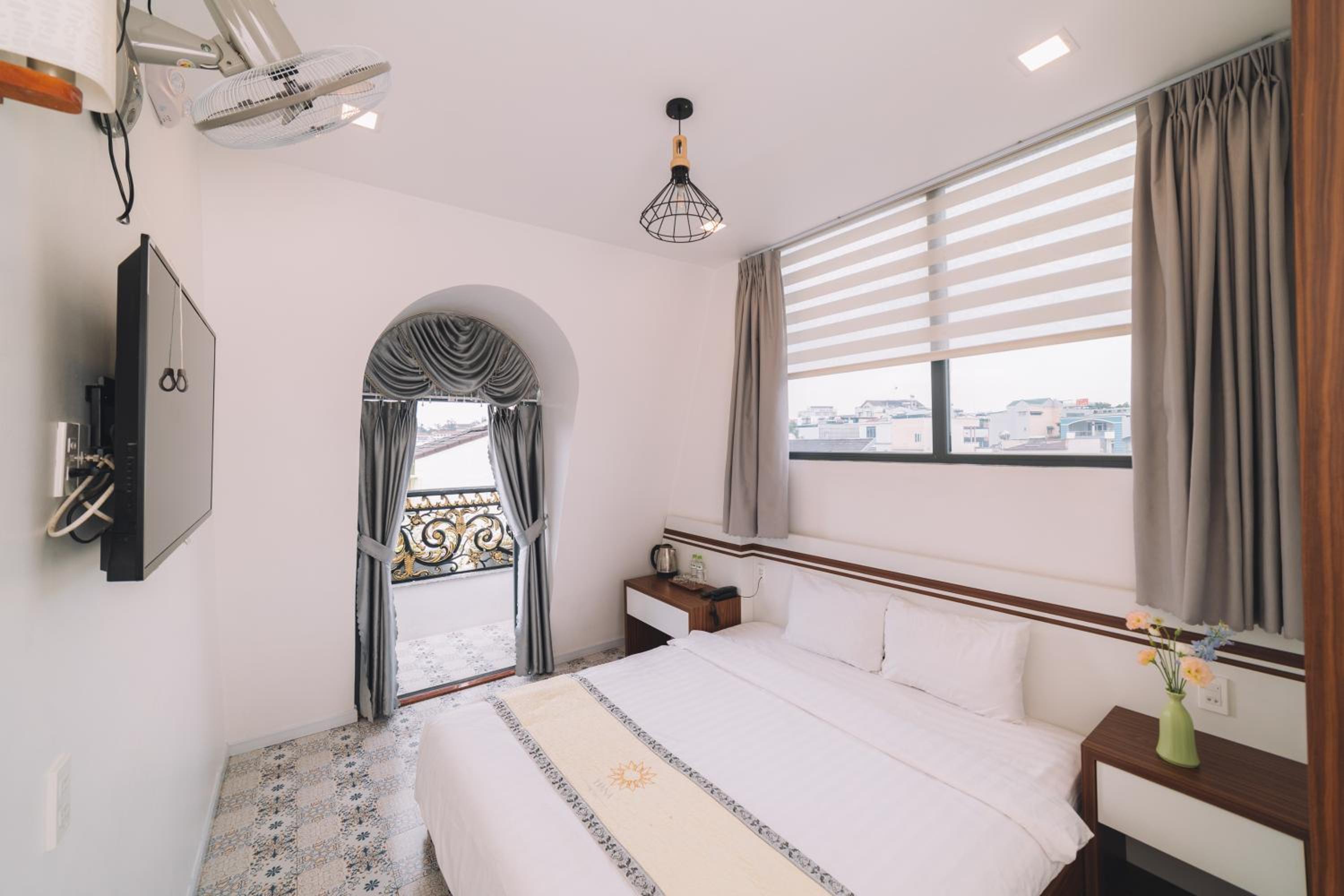 Deluxe Double Room with Balcony - Photo 1