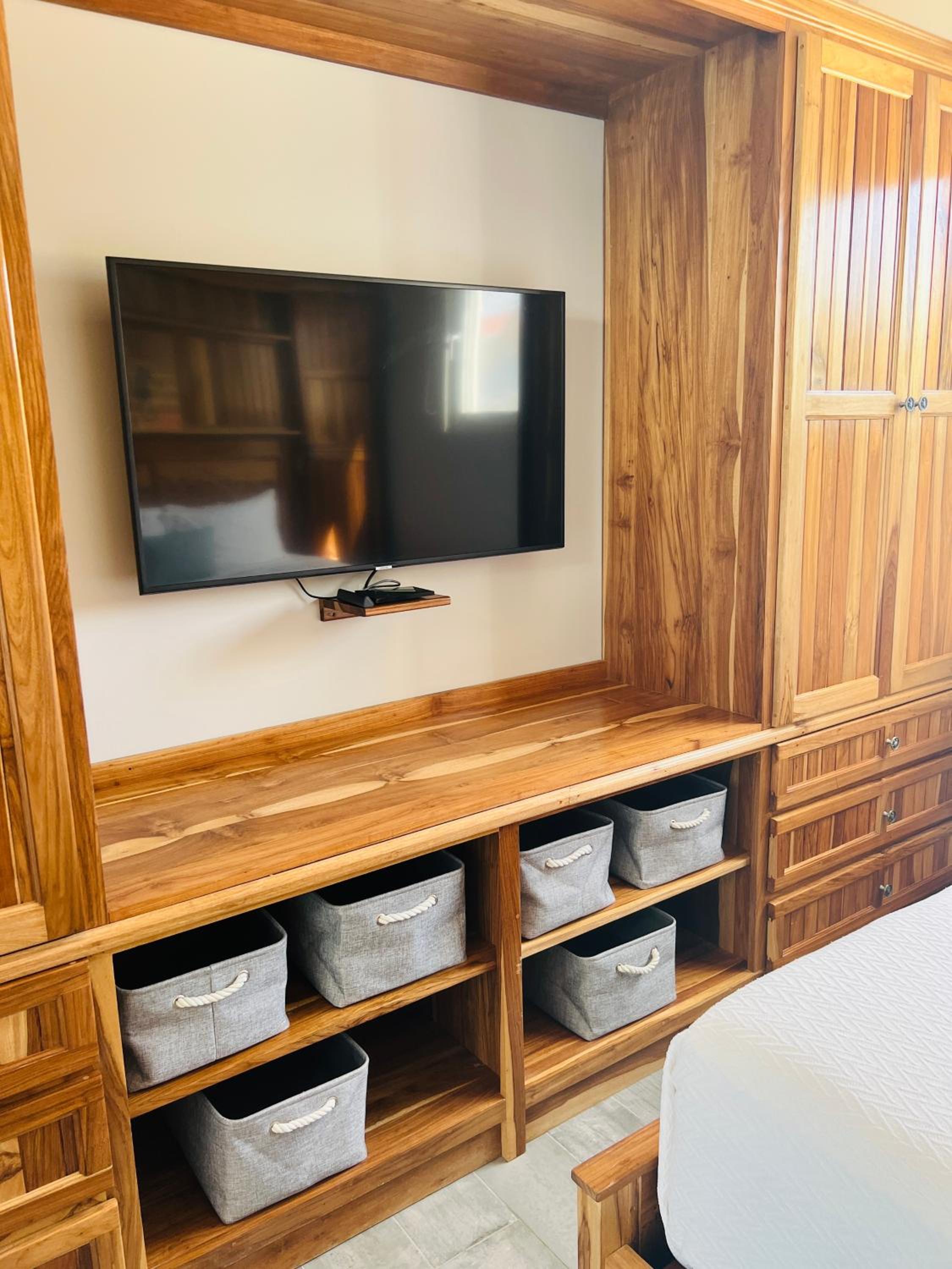 Queen Suite with Pool View photo 3