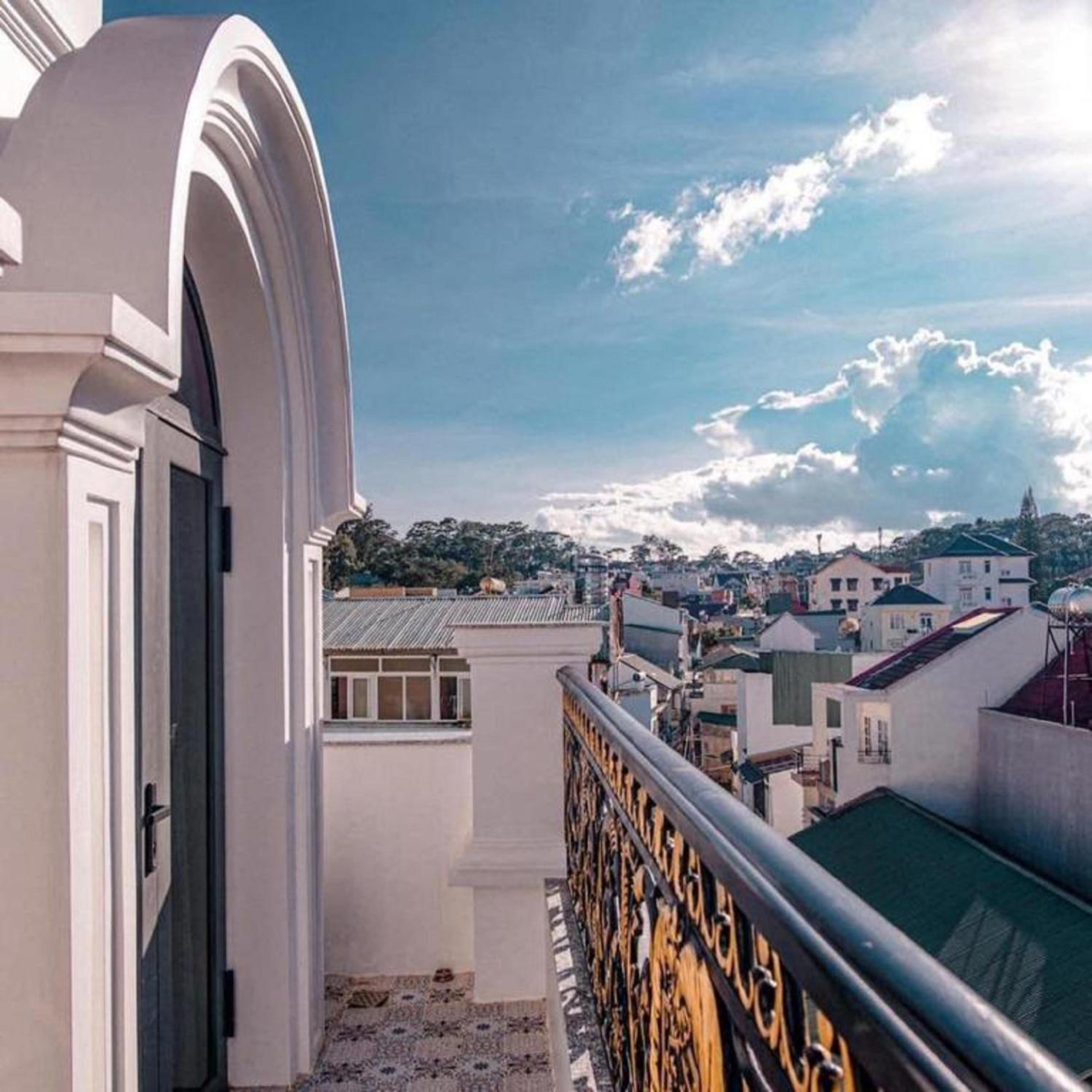 Deluxe Double Room with Balcony - Photo 17