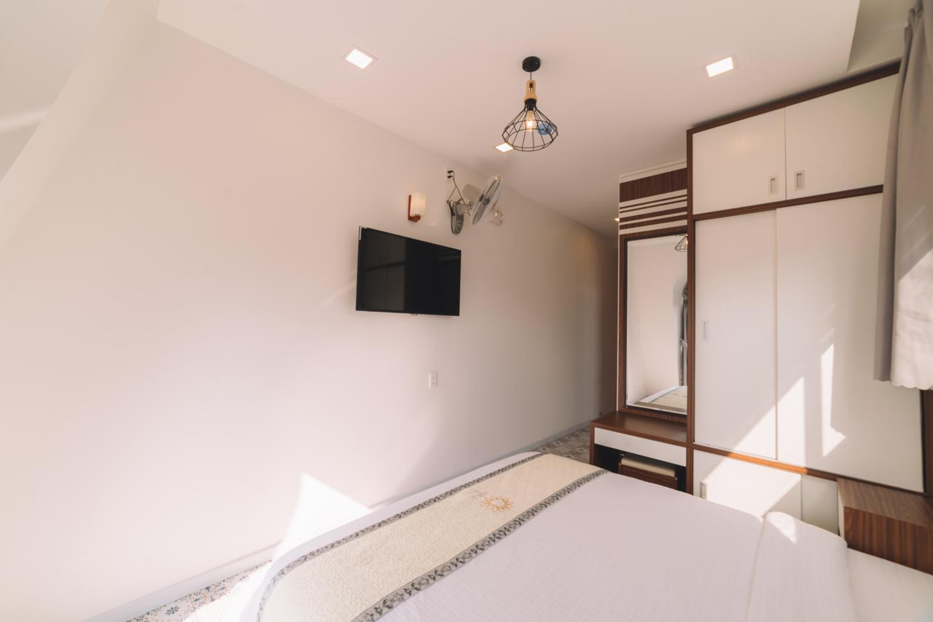 Deluxe Double Room with Balcony - Photo 9
