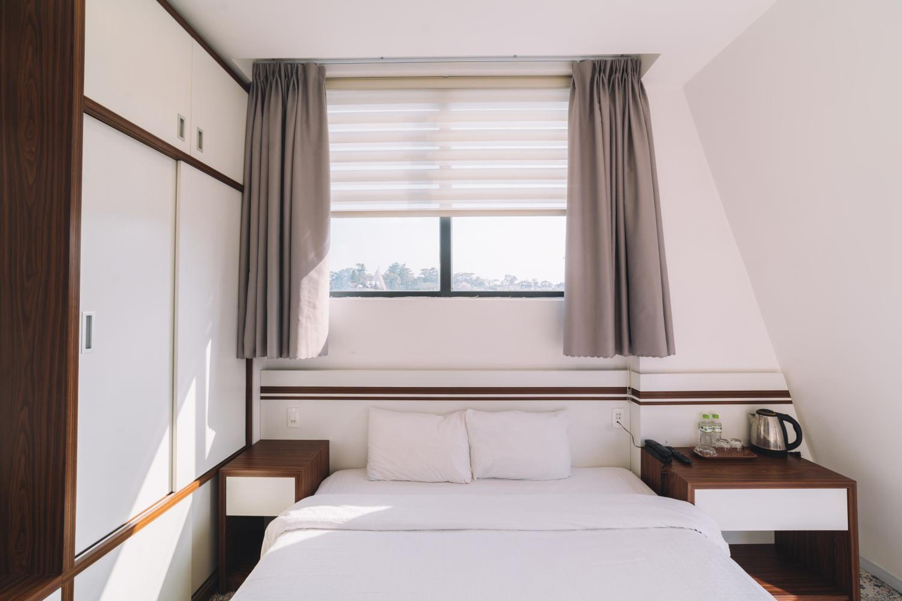 Deluxe Double Room with Balcony - Photo 8