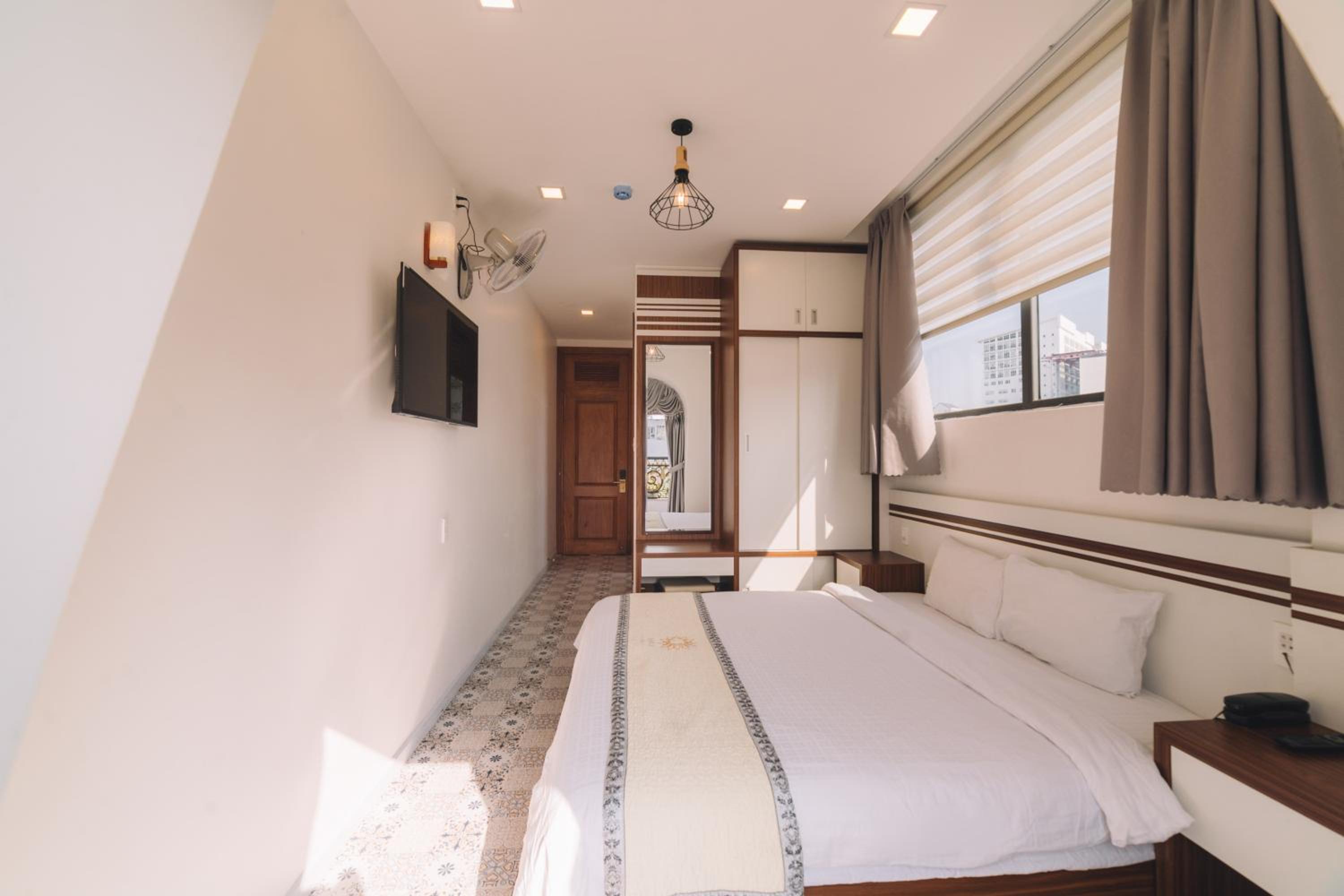 Deluxe Double Room with Balcony - Photo 10
