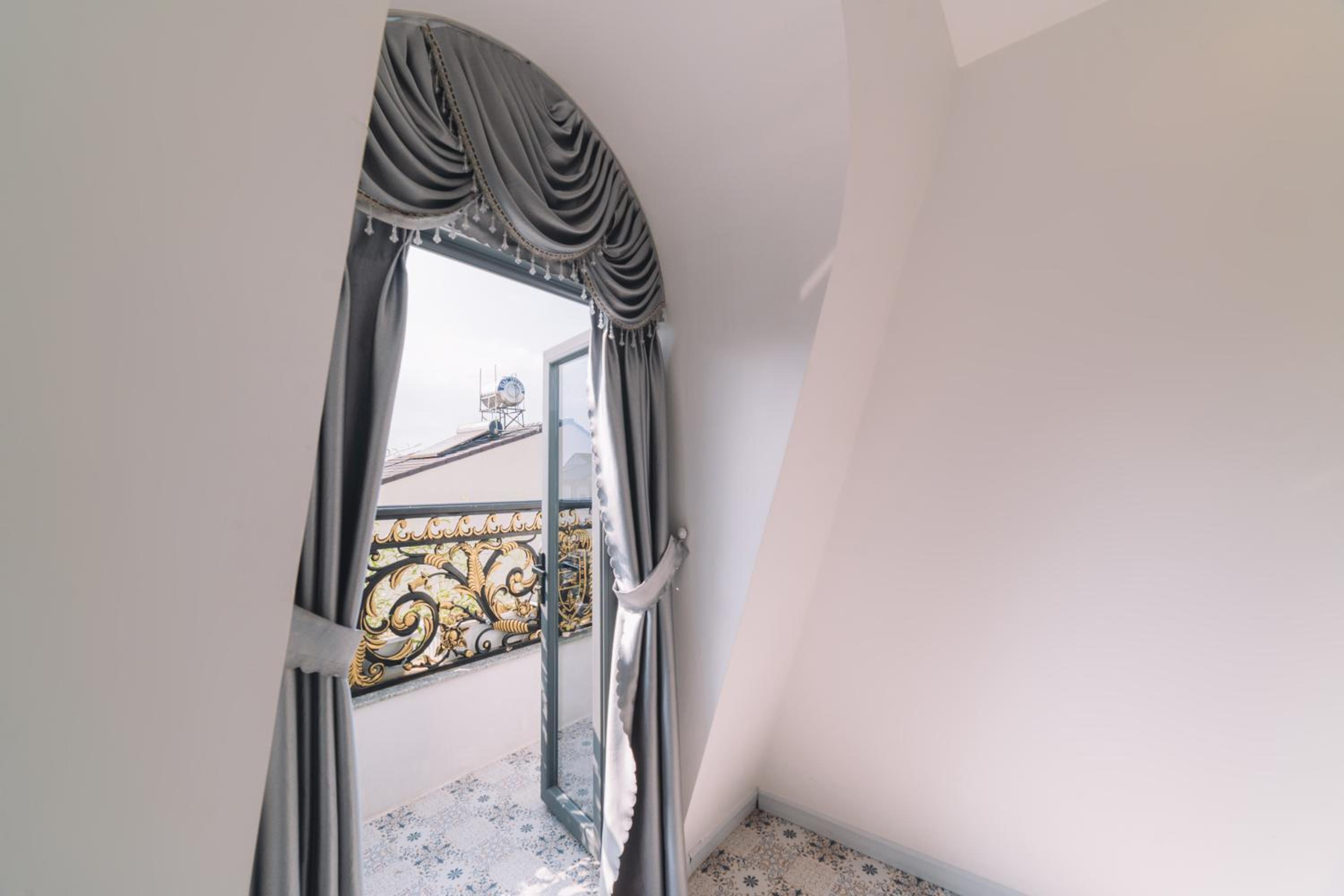 Deluxe Double Room with Balcony - Photo 7