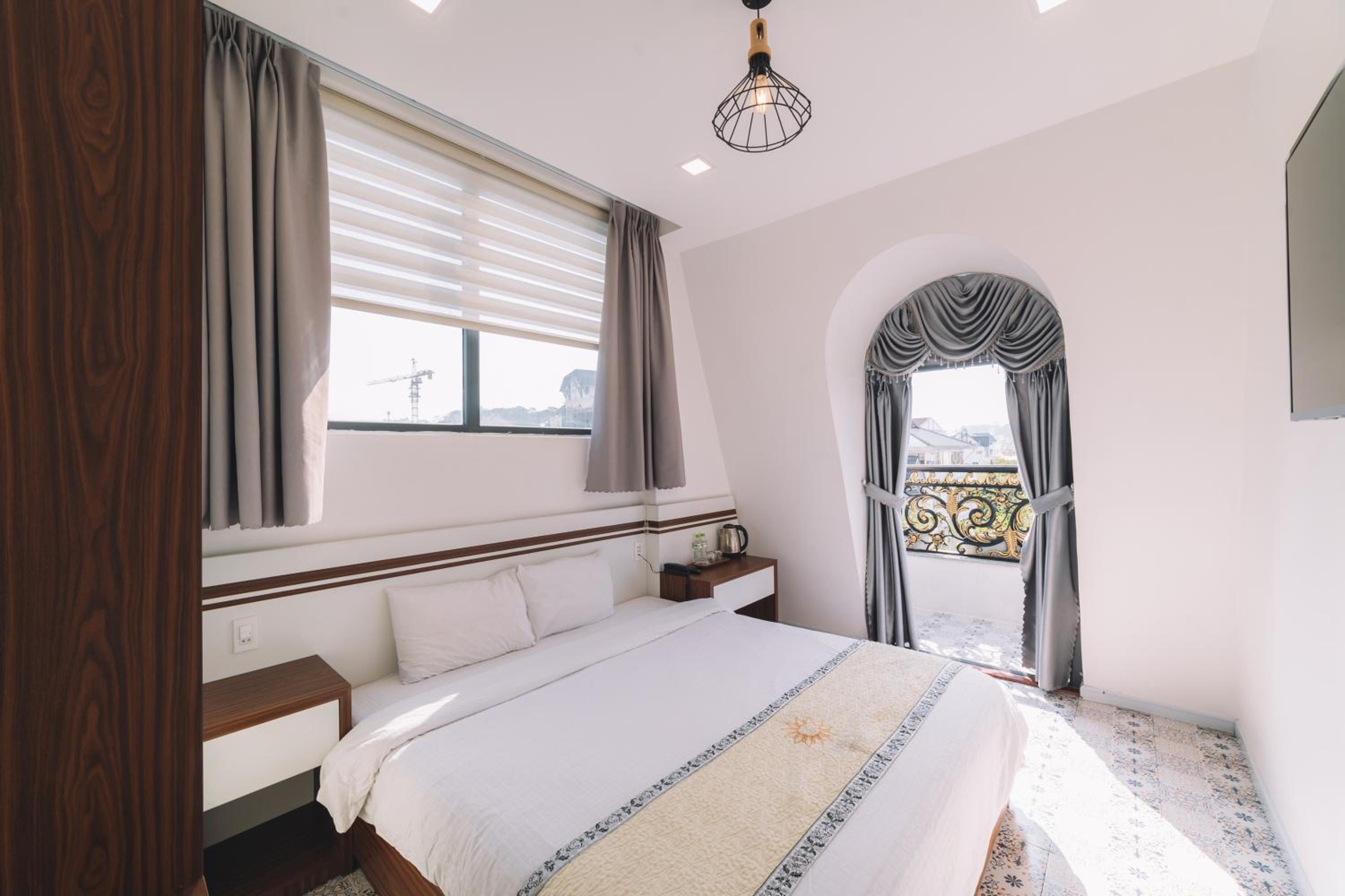 Deluxe Double Room with Balcony - Photo 12