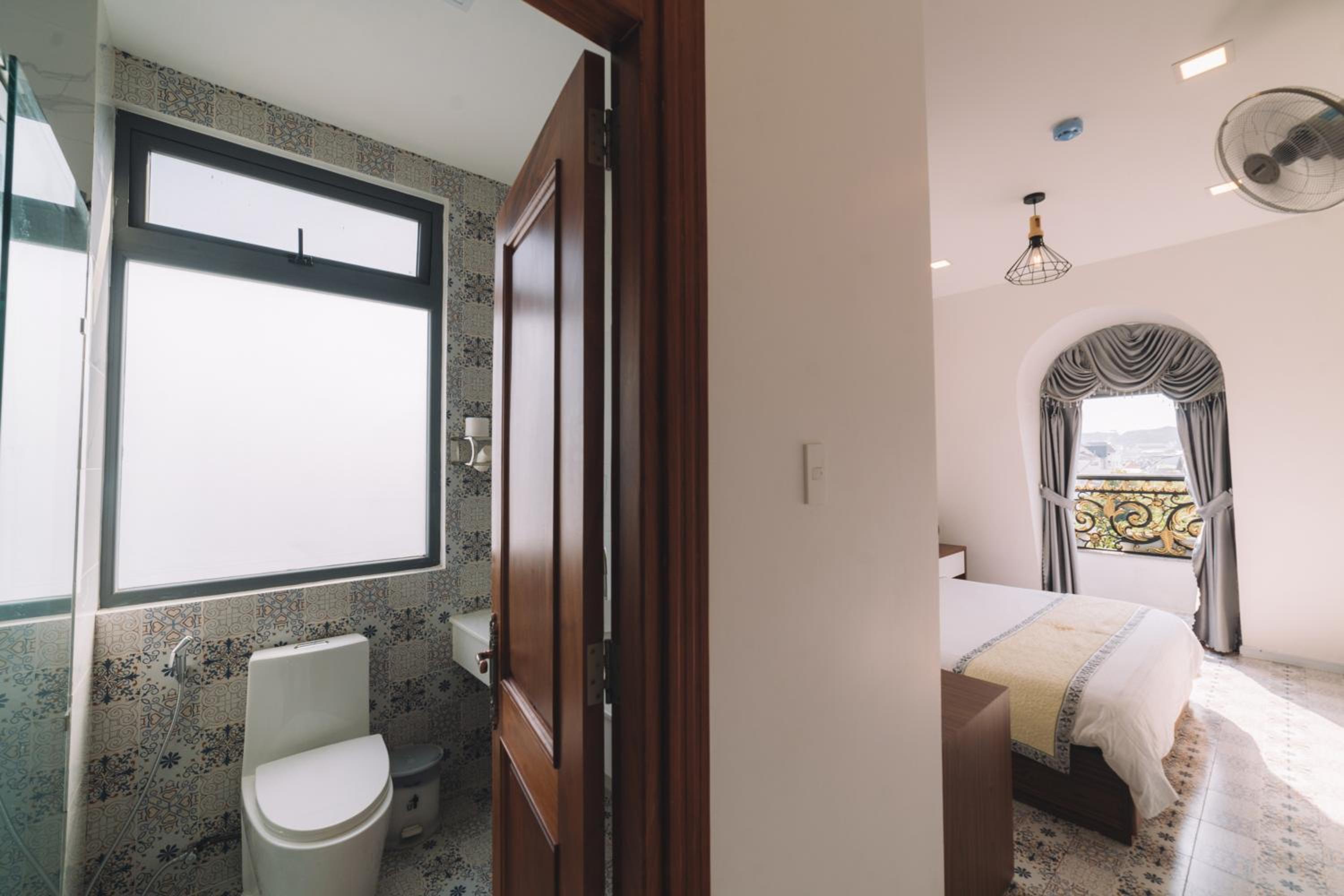Deluxe Double Room with Balcony - Photo 29