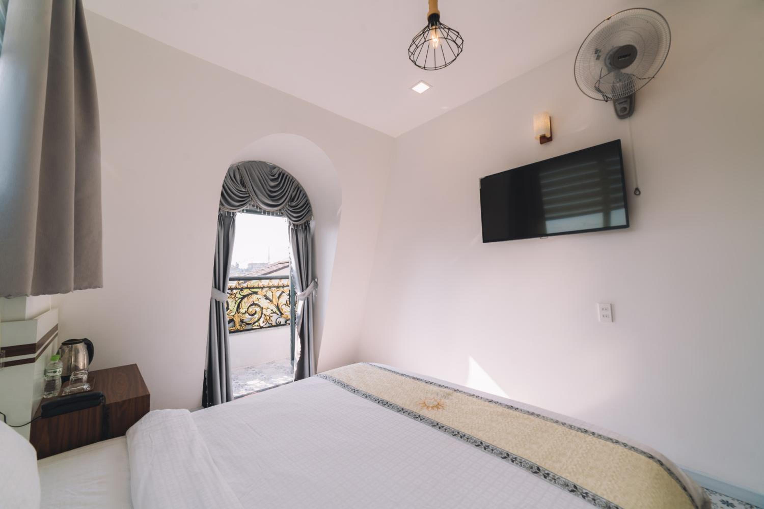 Deluxe Double Room with Balcony - Photo 28