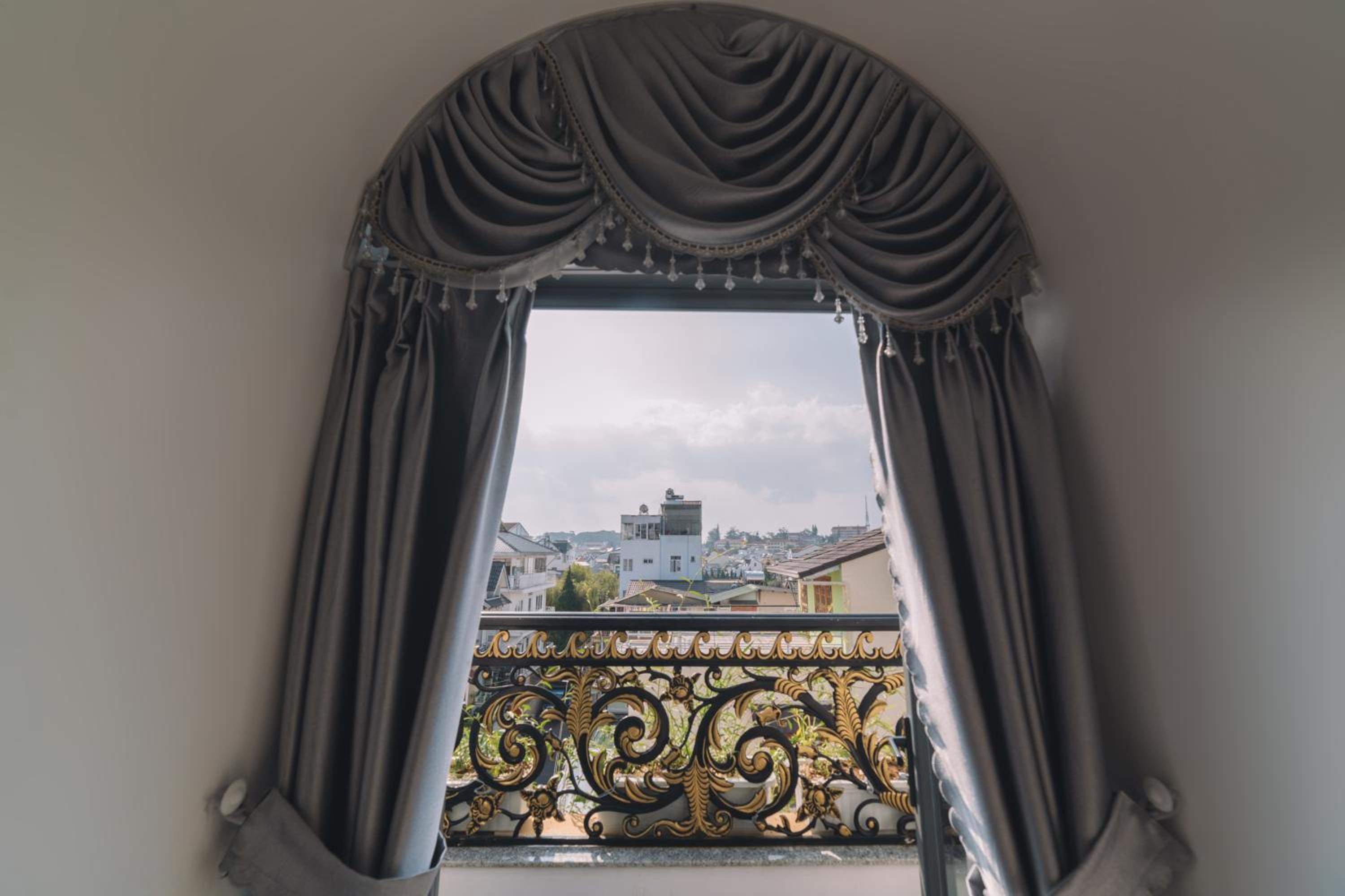 Deluxe Double Room with Balcony - Photo 6