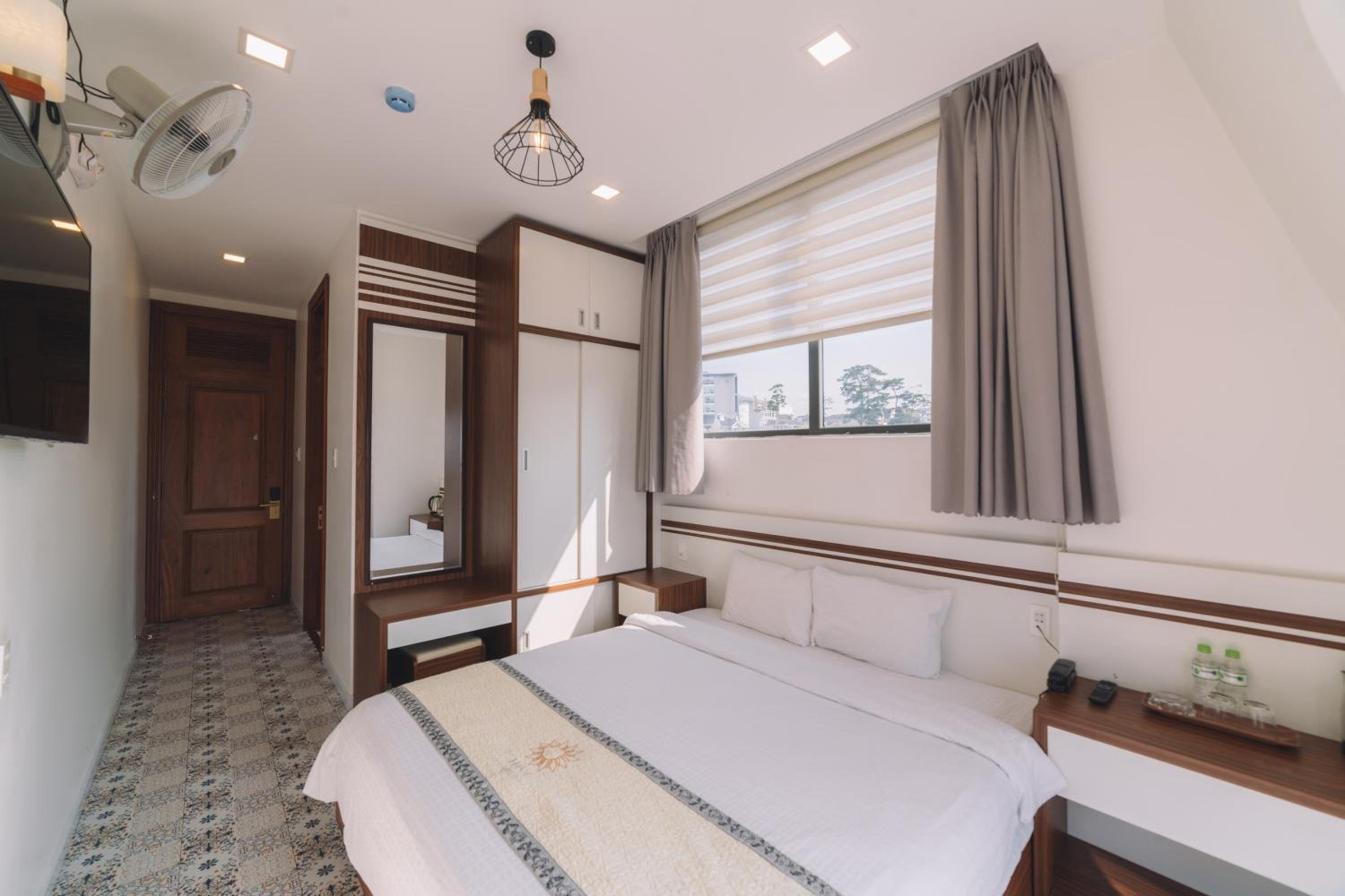 Deluxe Double Room with Balcony - Photo 11