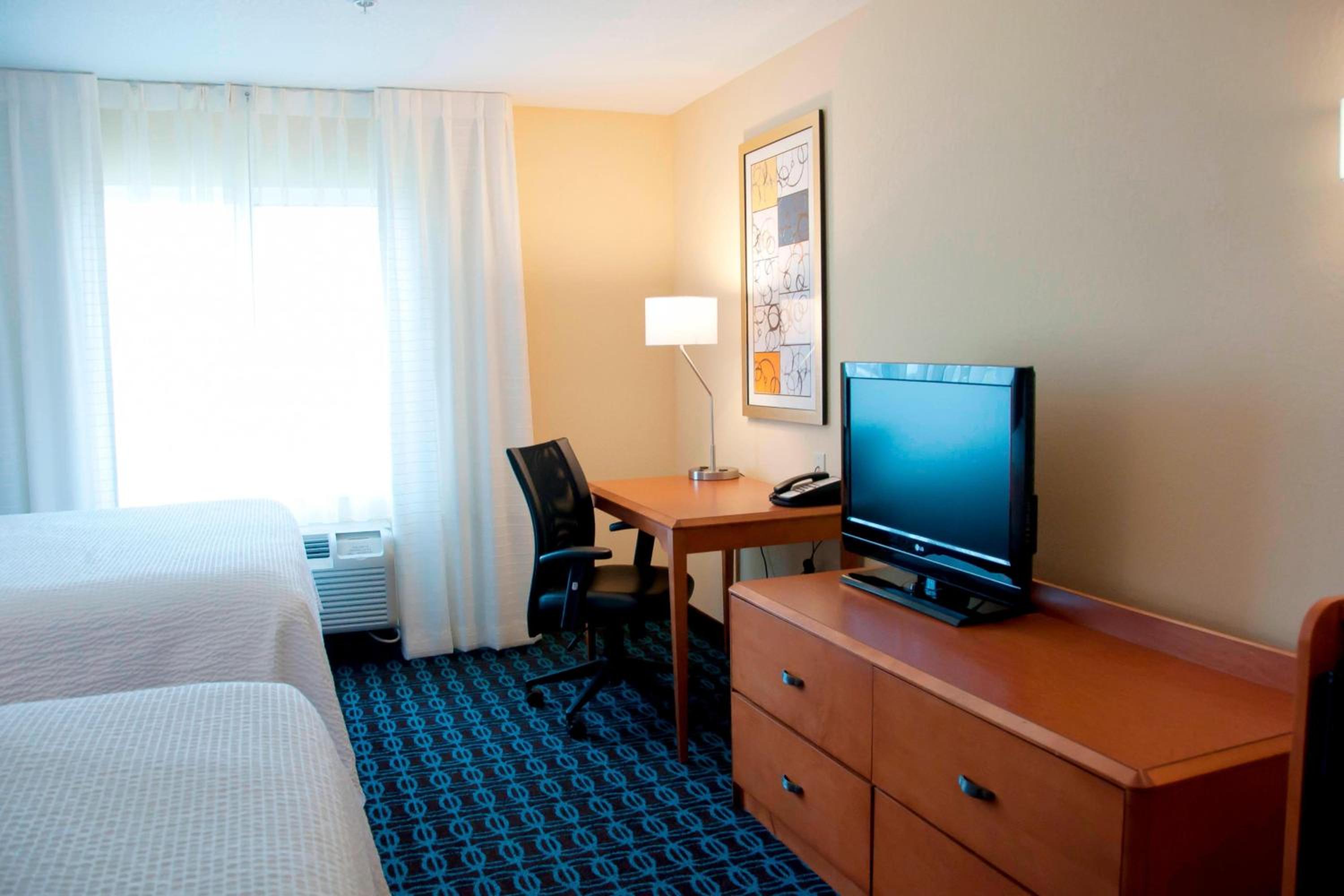 Queen Room with Two Queen Beds - Photo 3