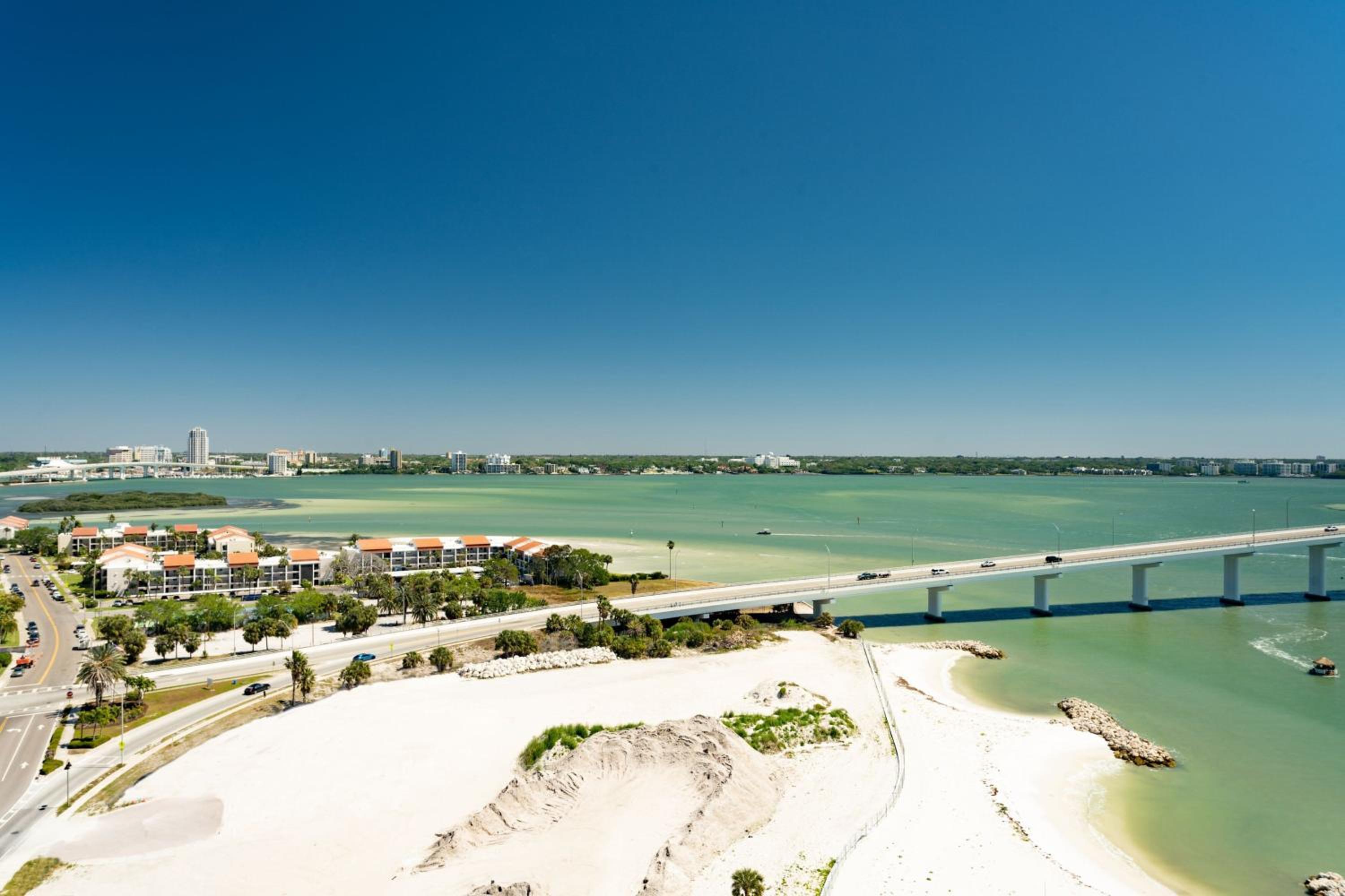 Queen Room with Two Queen Beds and Intracoastal View - High Floor photo 2