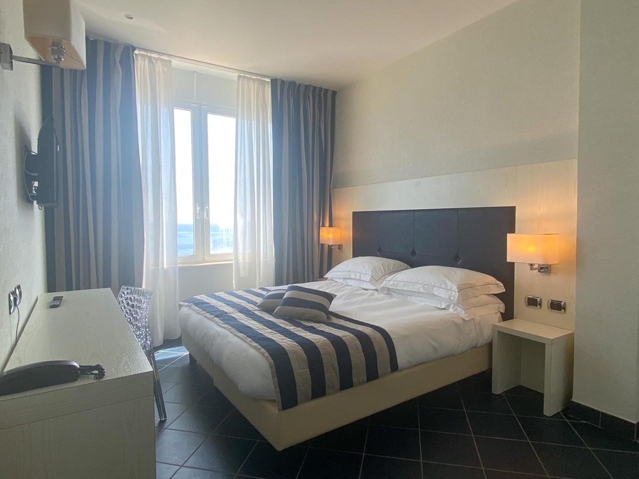 Classic King Room with Sea View - Photo 4