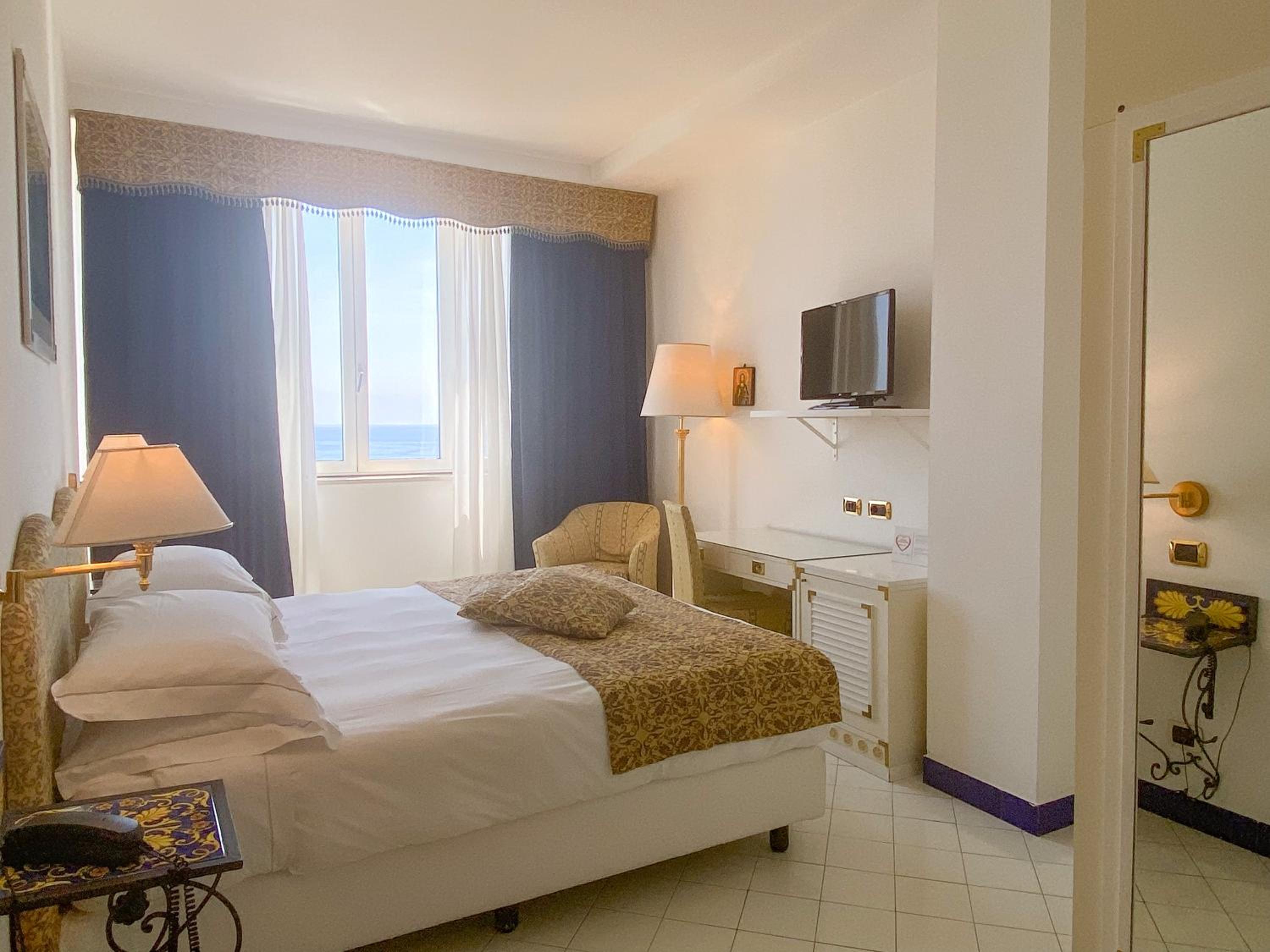Classic King Room with Sea View - Photo 1