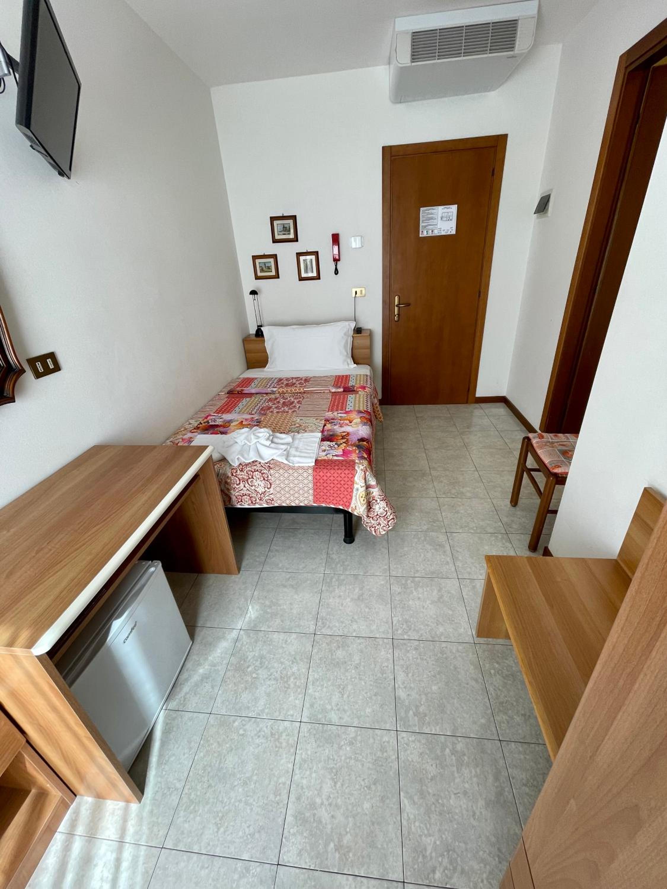 Large Single Room photo 3