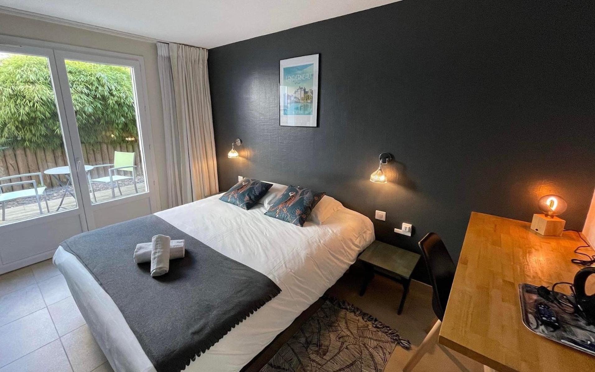 Comfort Double Room with Patio and Large Bed - Photo 7