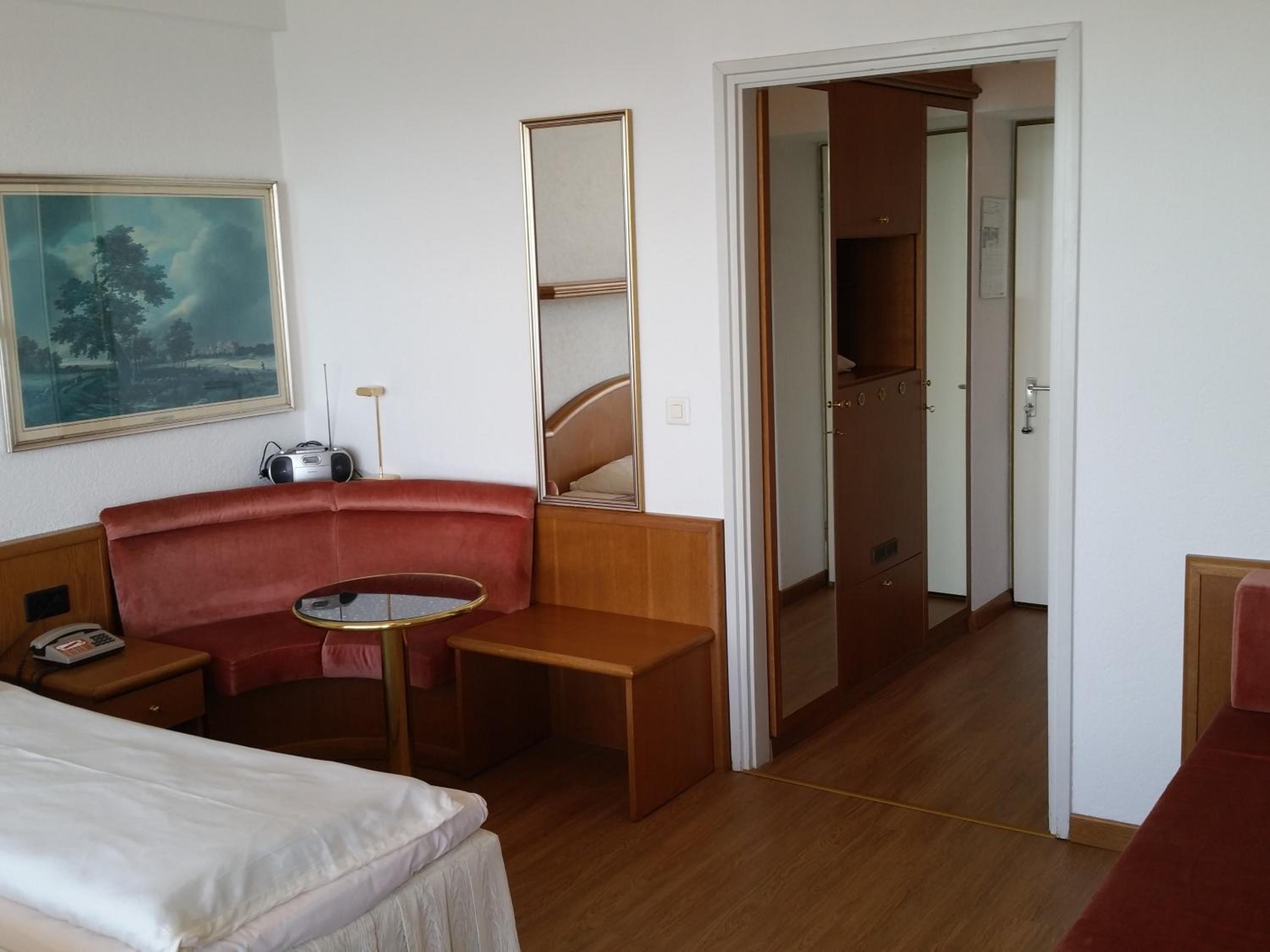 Triple Room with Lake View and Balcony - Photo 4