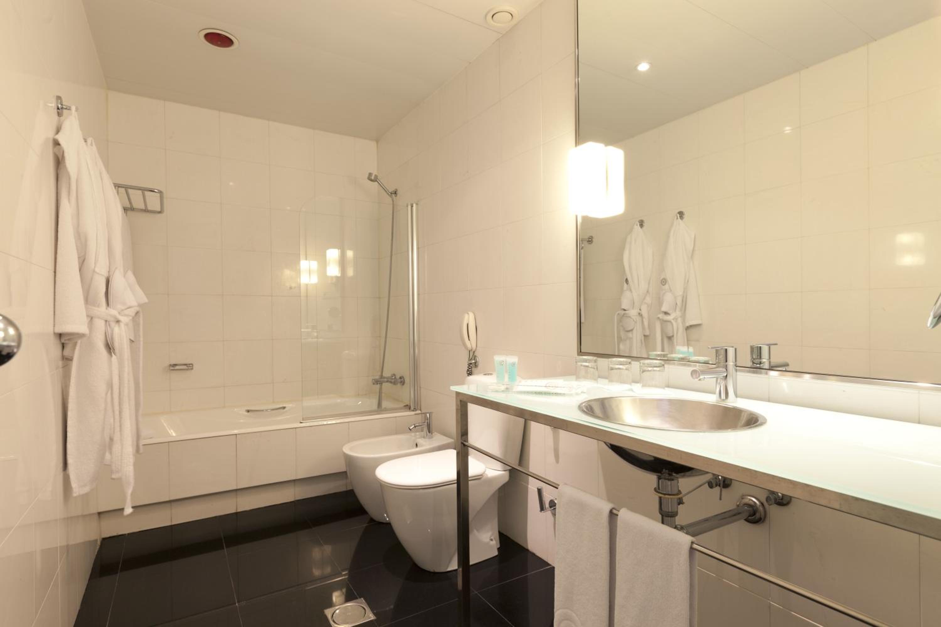 Double or Twin Room - Photo 5