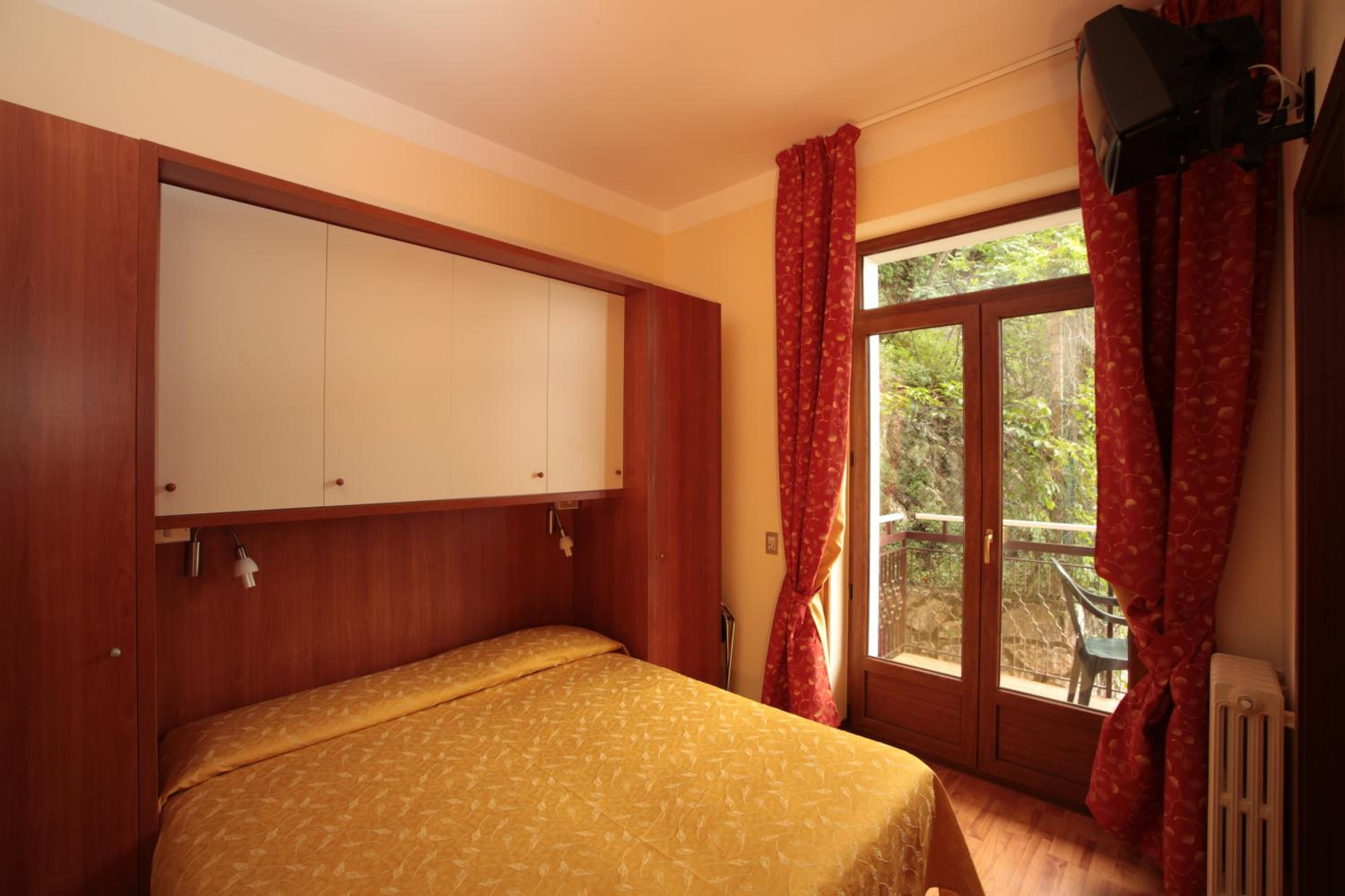 Economy Double Room with Partial Lake View - Photo 2