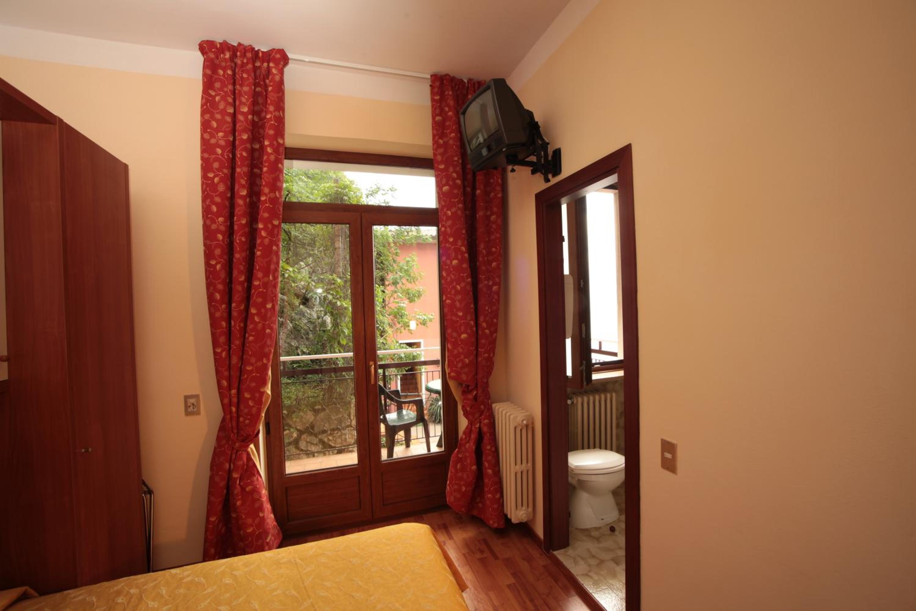 Economy Double Room with Partial Lake View - Photo 1