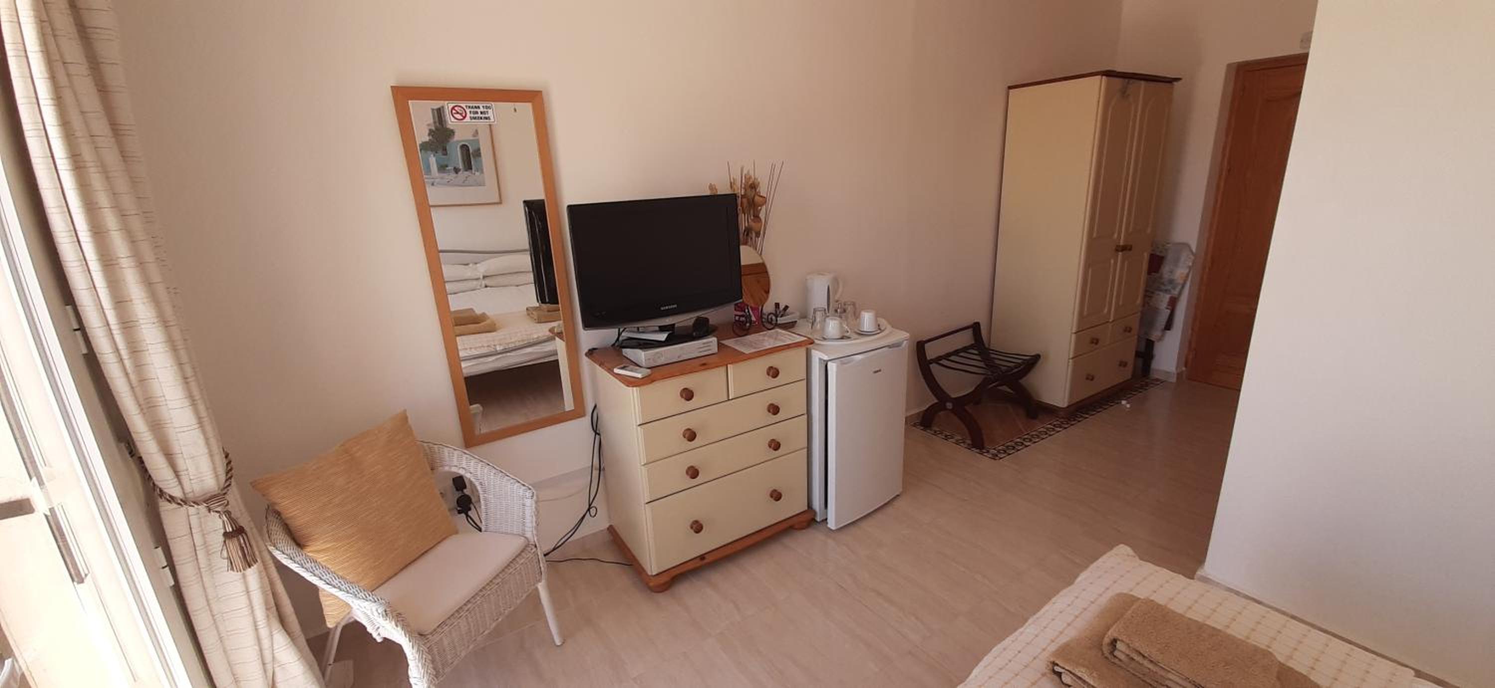 Double Room - Photo 7