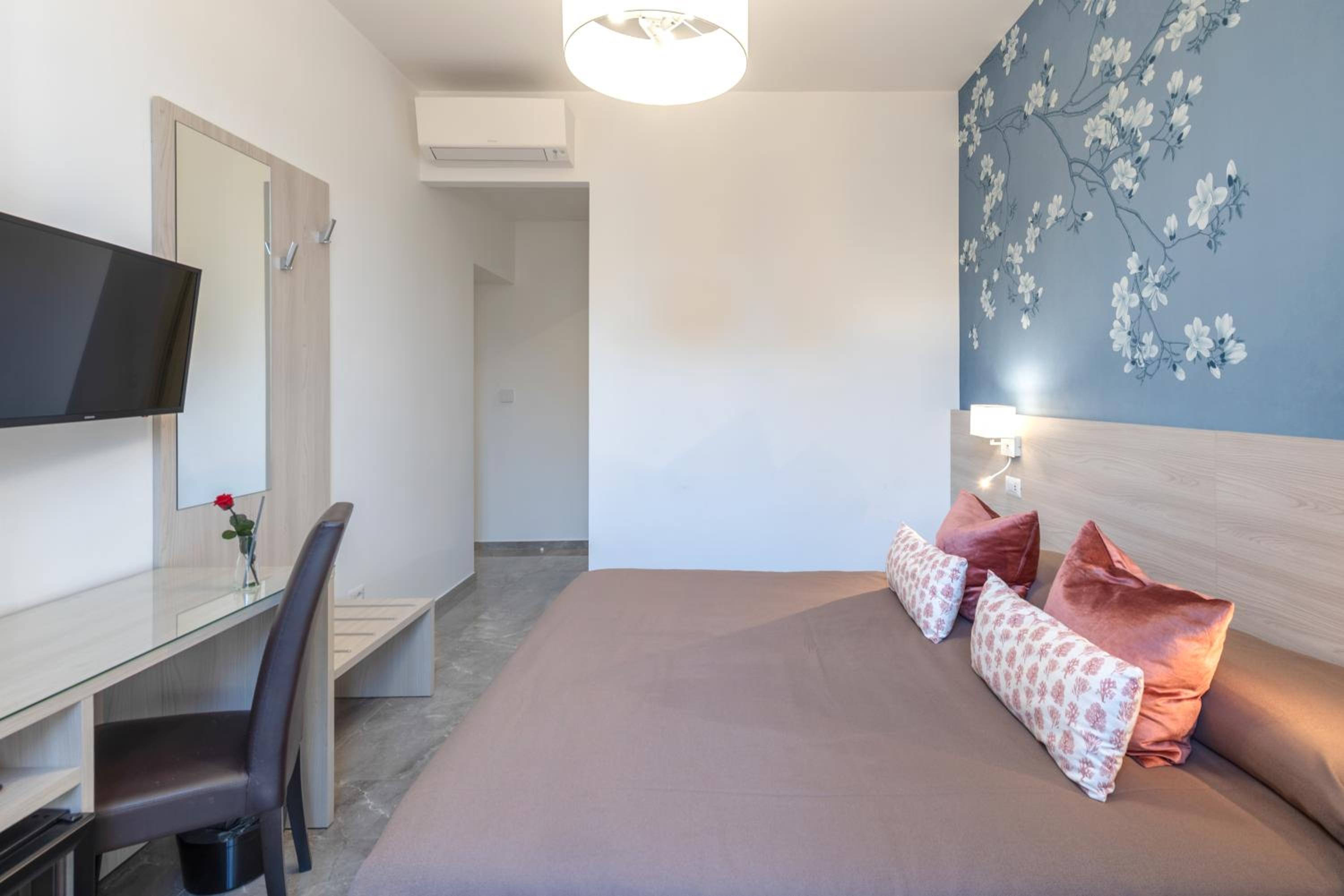 Double or Twin Room with Private Bathroom photo 3