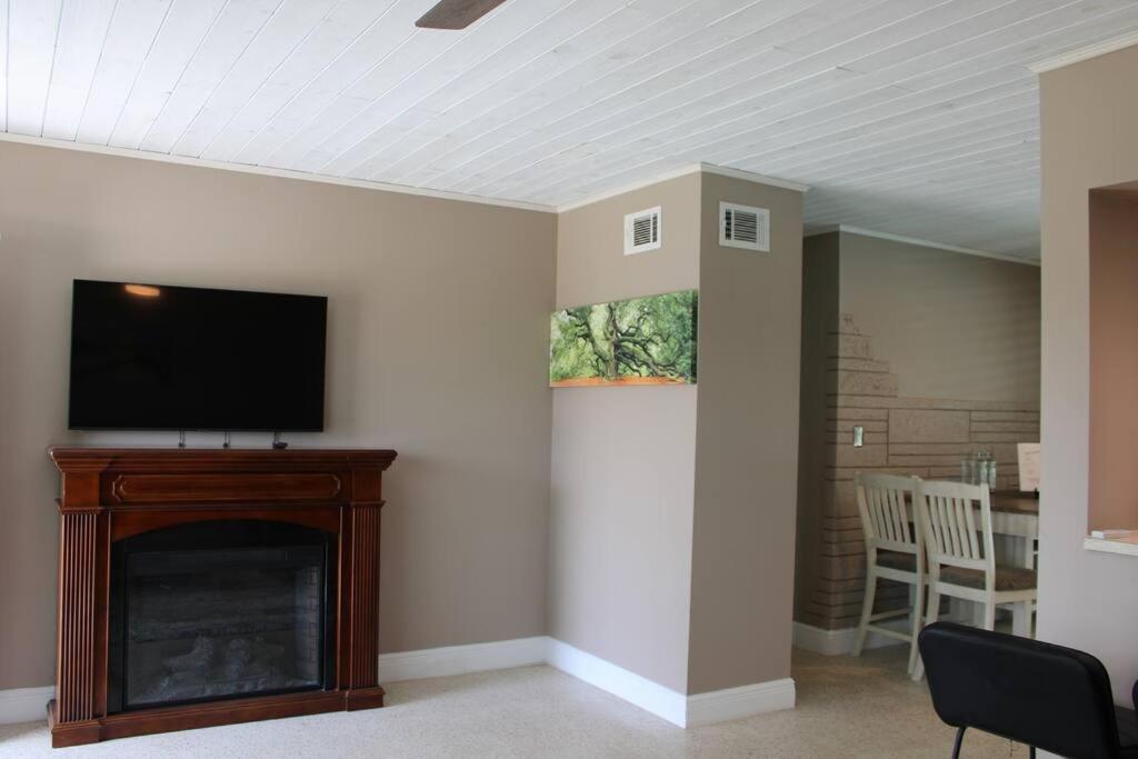 Three-Bedroom House photo 3