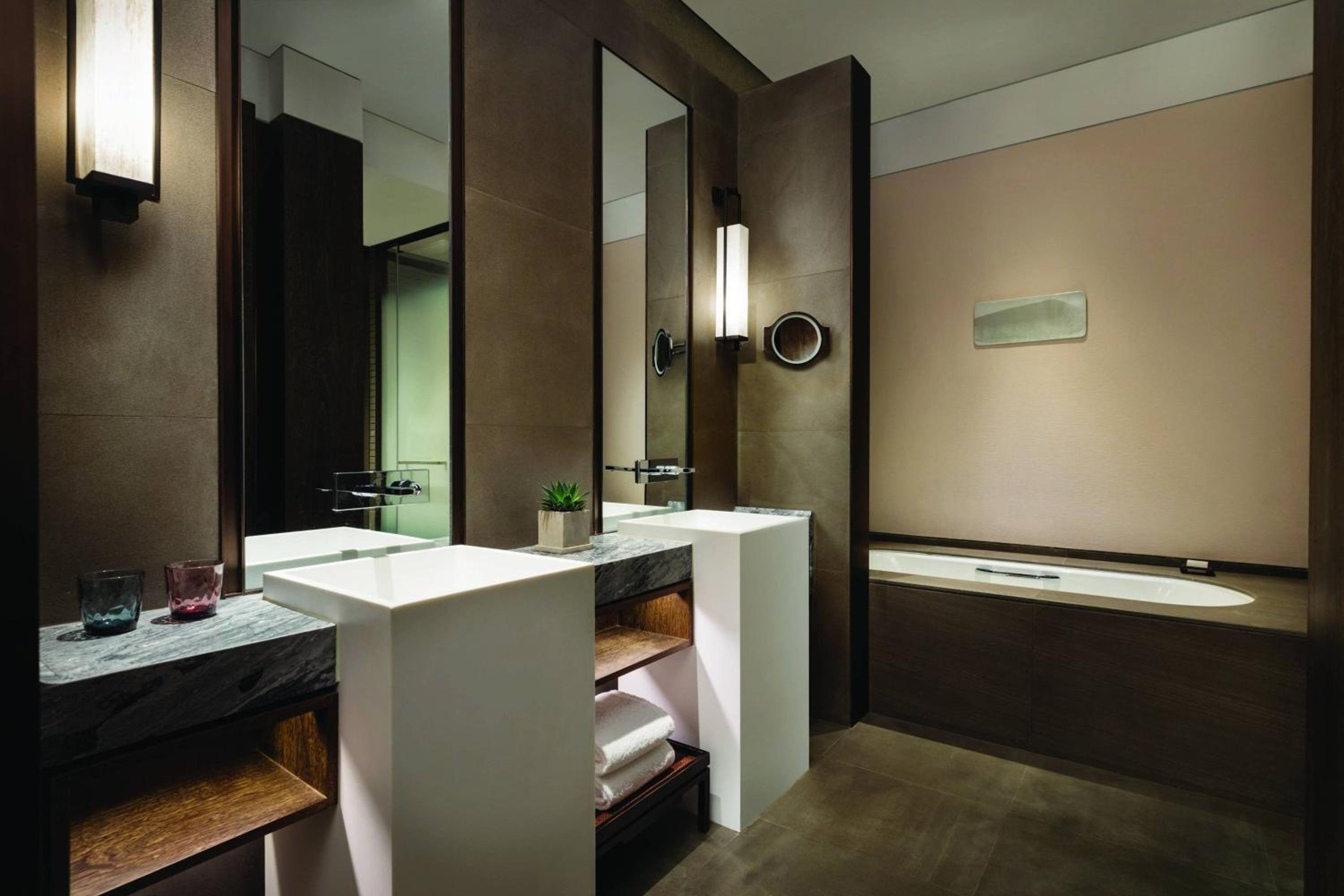 Deluxe Room, 1 King Bed - Photo 2
