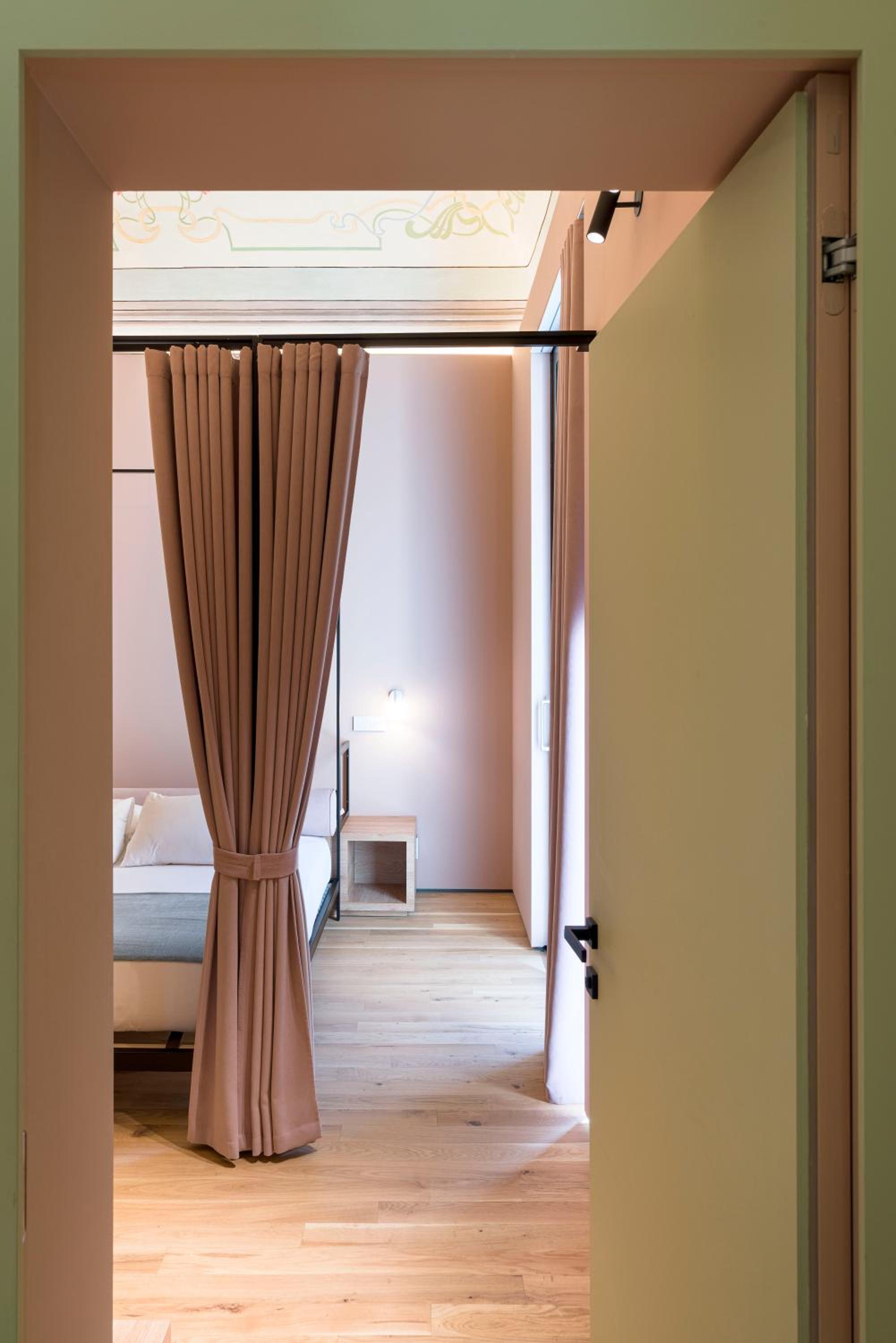 Deluxe Room - Photo 7