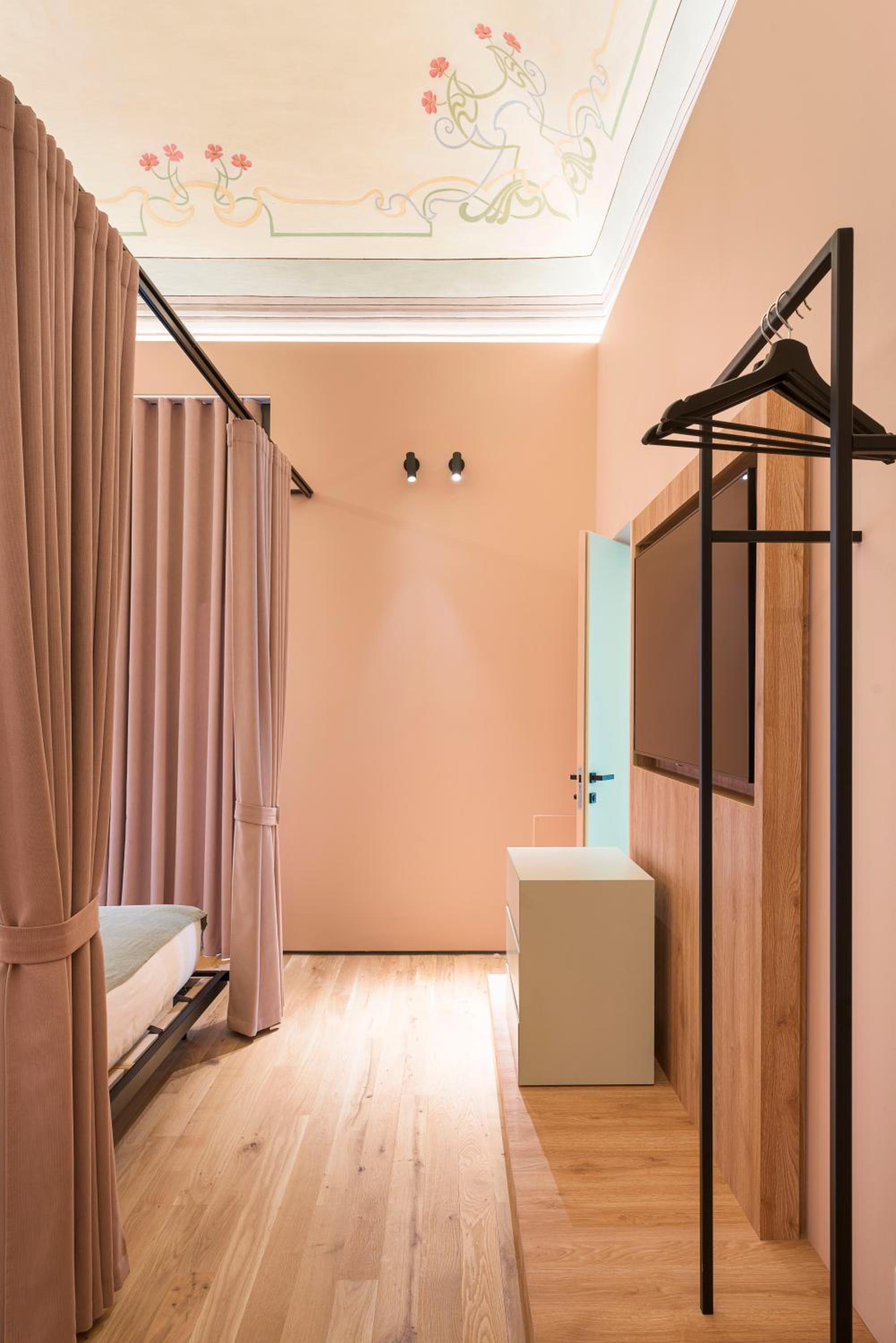 Deluxe Room - Photo 10