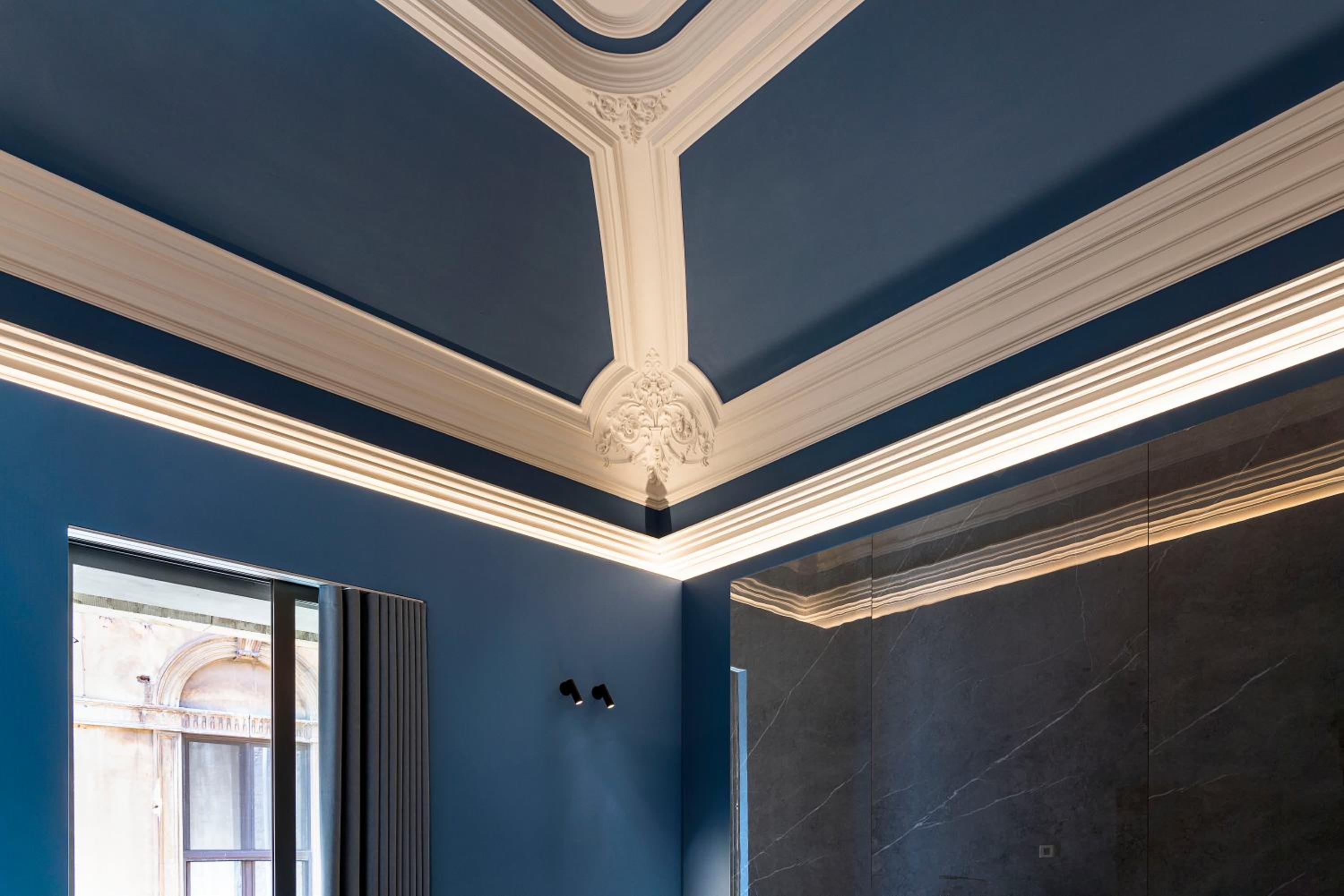 Deluxe King Room - Photo 13