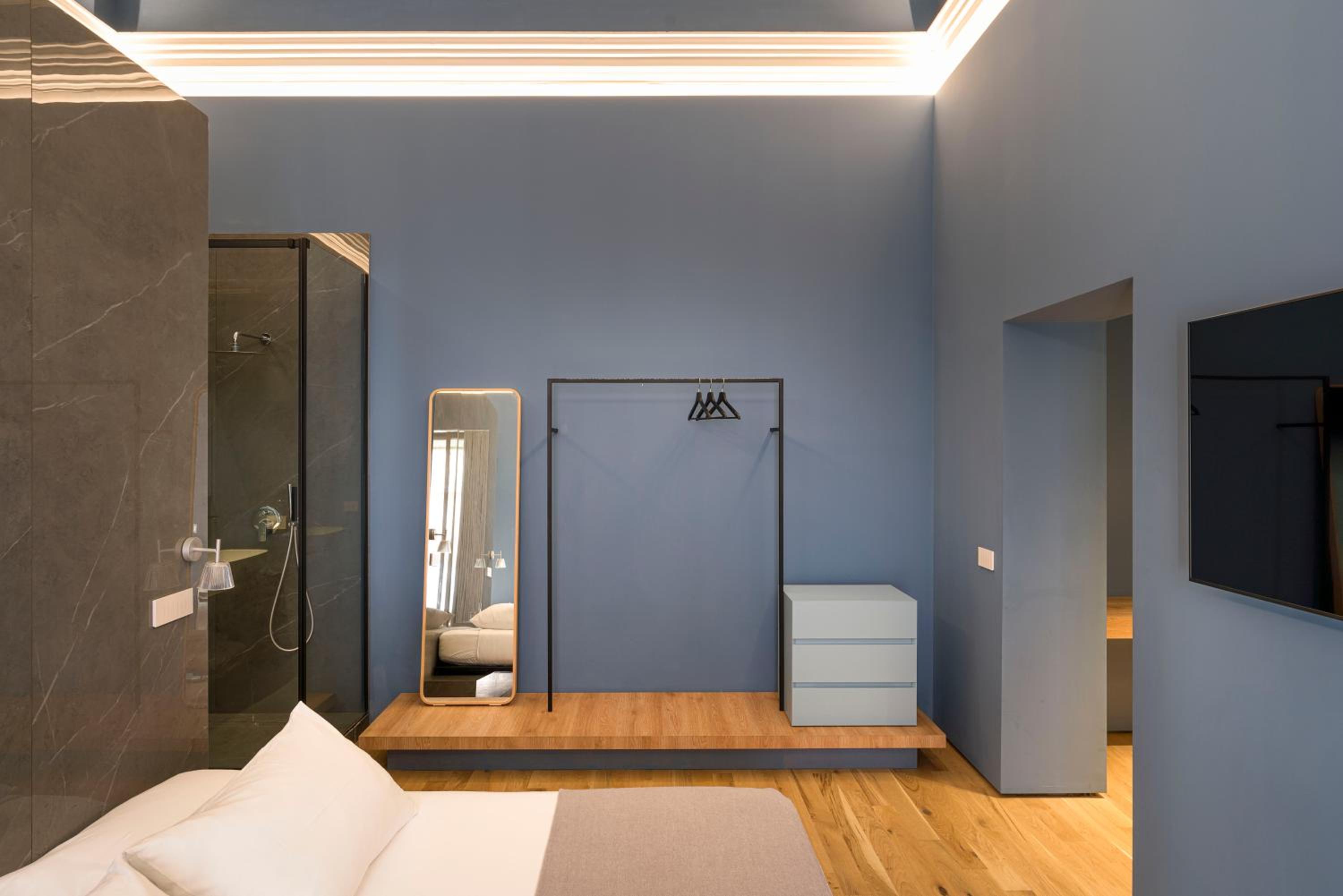 Deluxe King Room - Photo 9