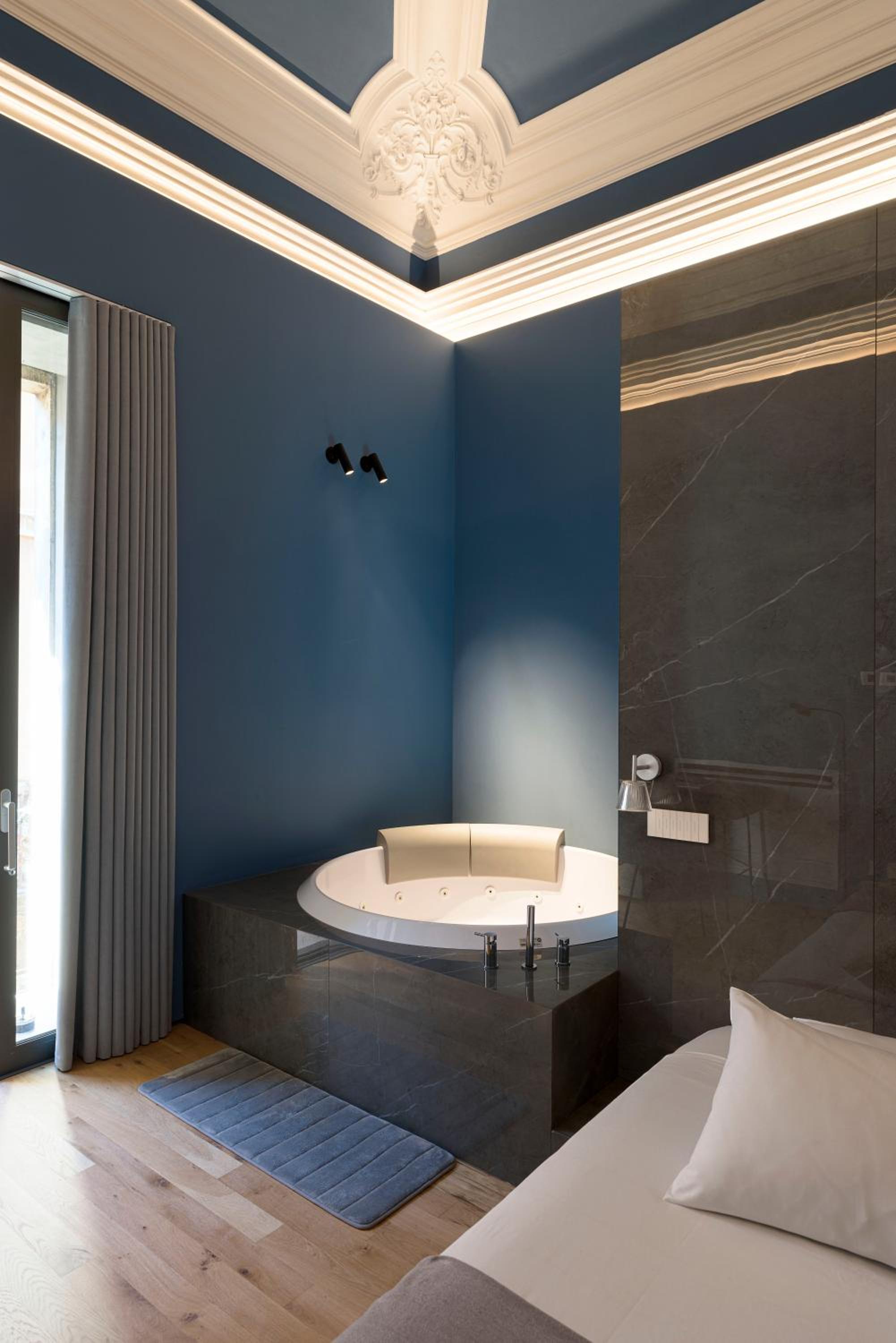 Deluxe King Room - Photo 8