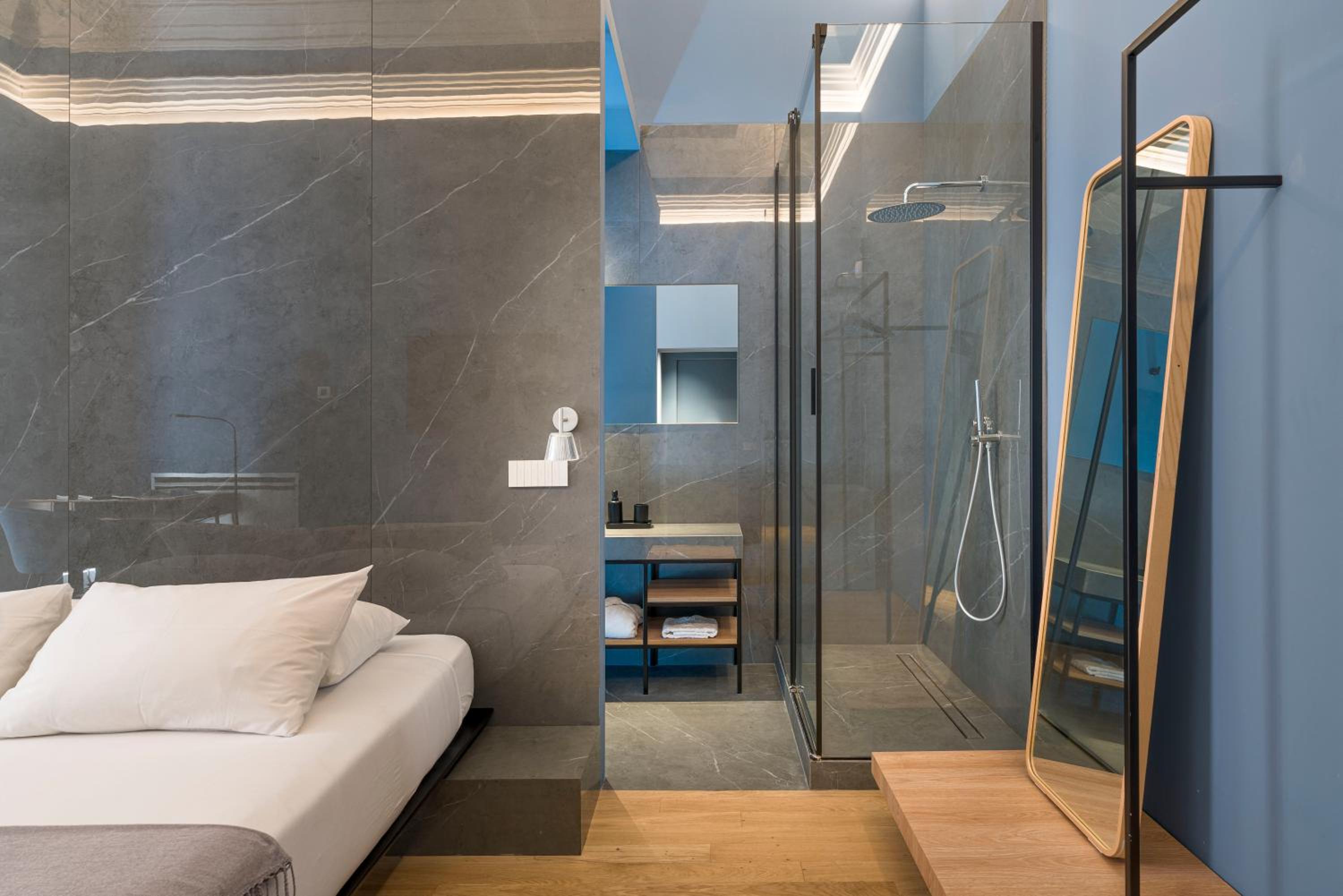 Deluxe King Room - Photo 7