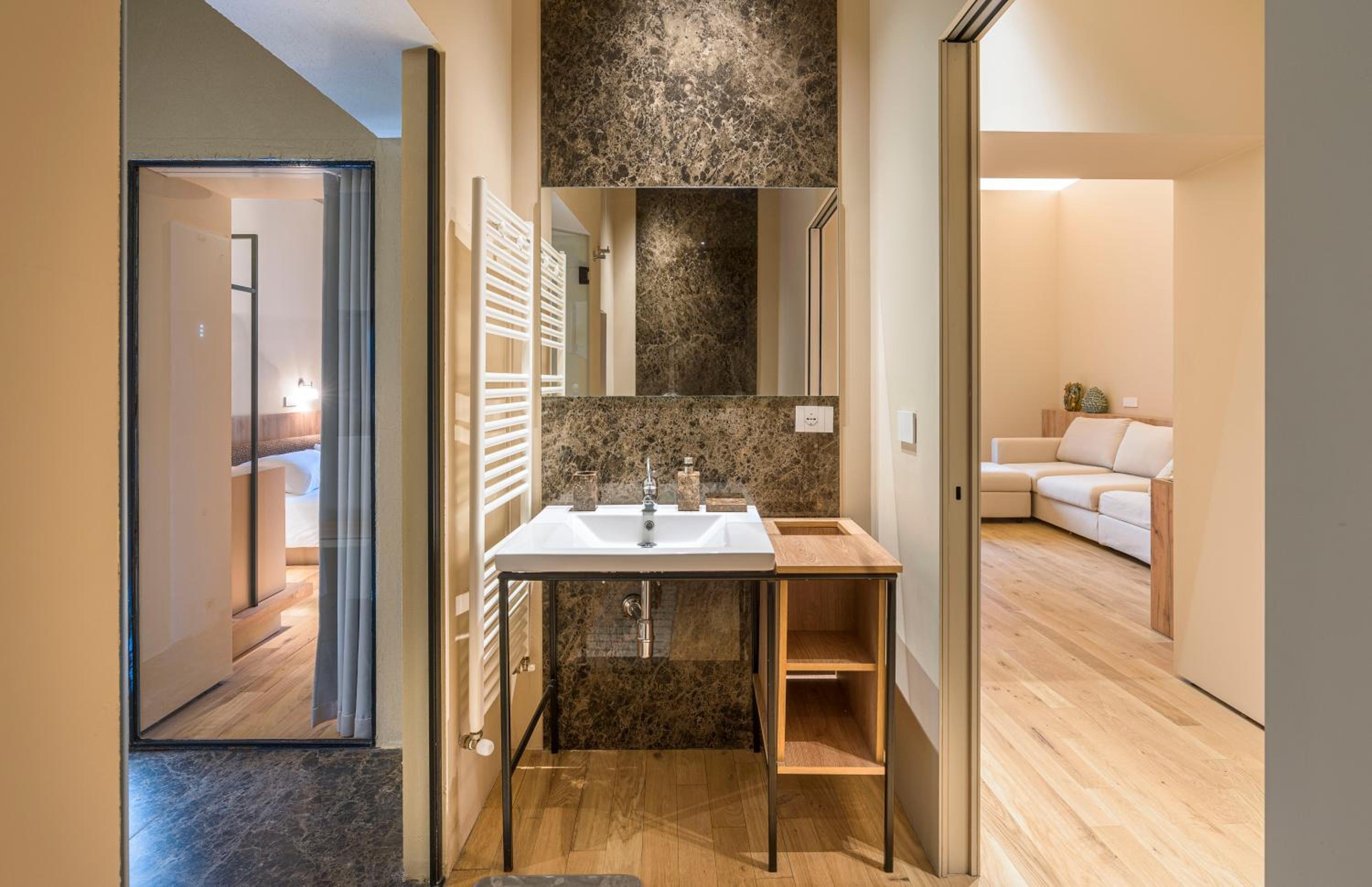 Superior King Room - Photo 12