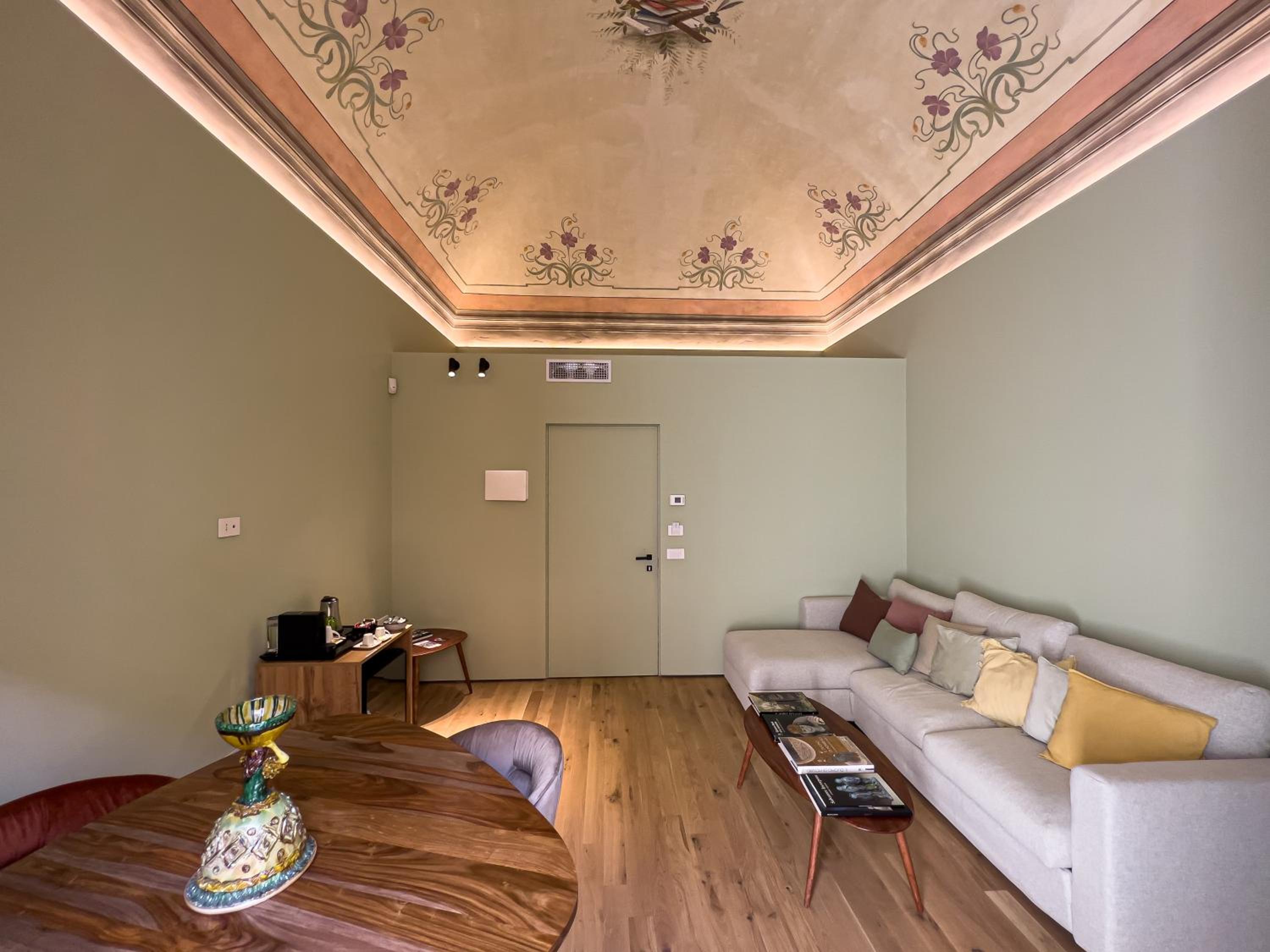 Deluxe Room - Photo 16