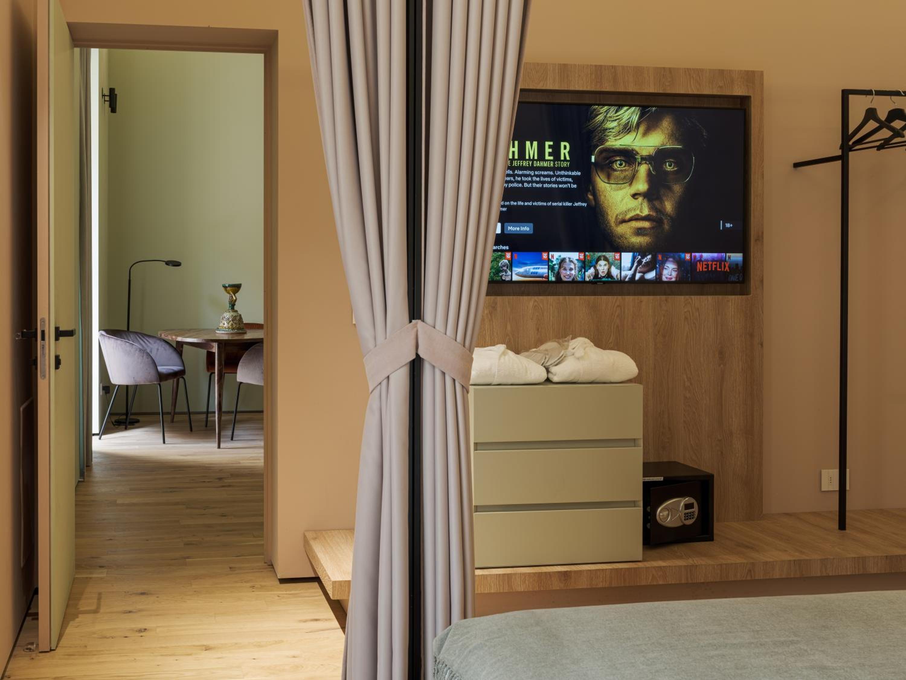 Deluxe Room - Photo 17