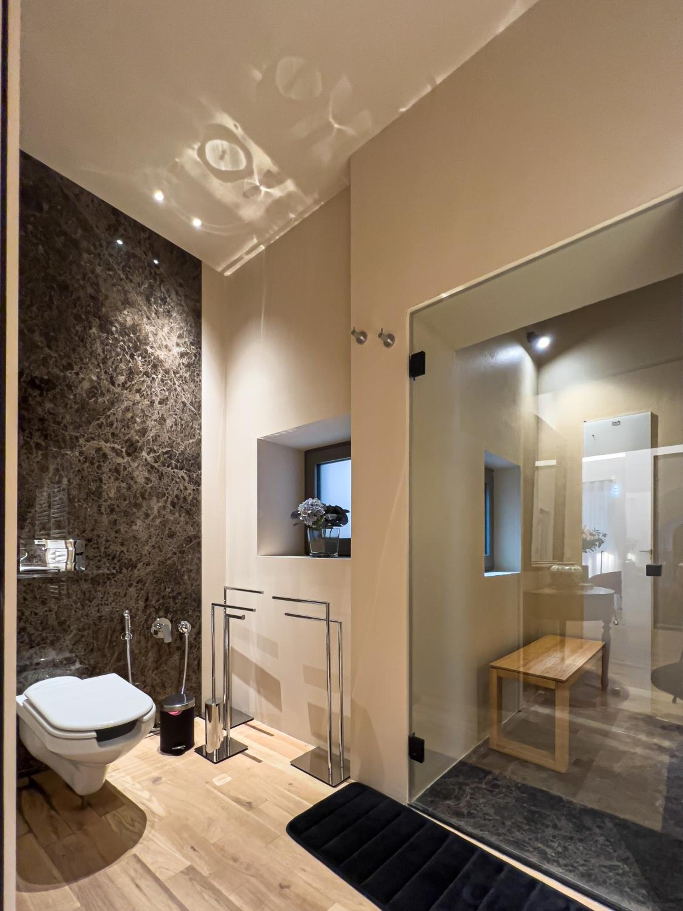 Superior King Room - Photo 13