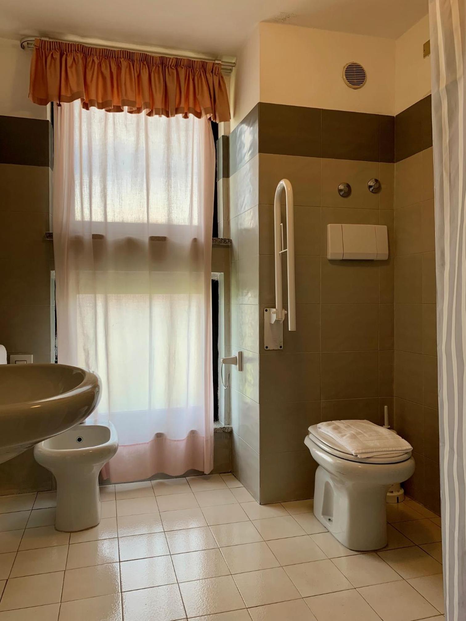 Double Room - Disability Access photo 3