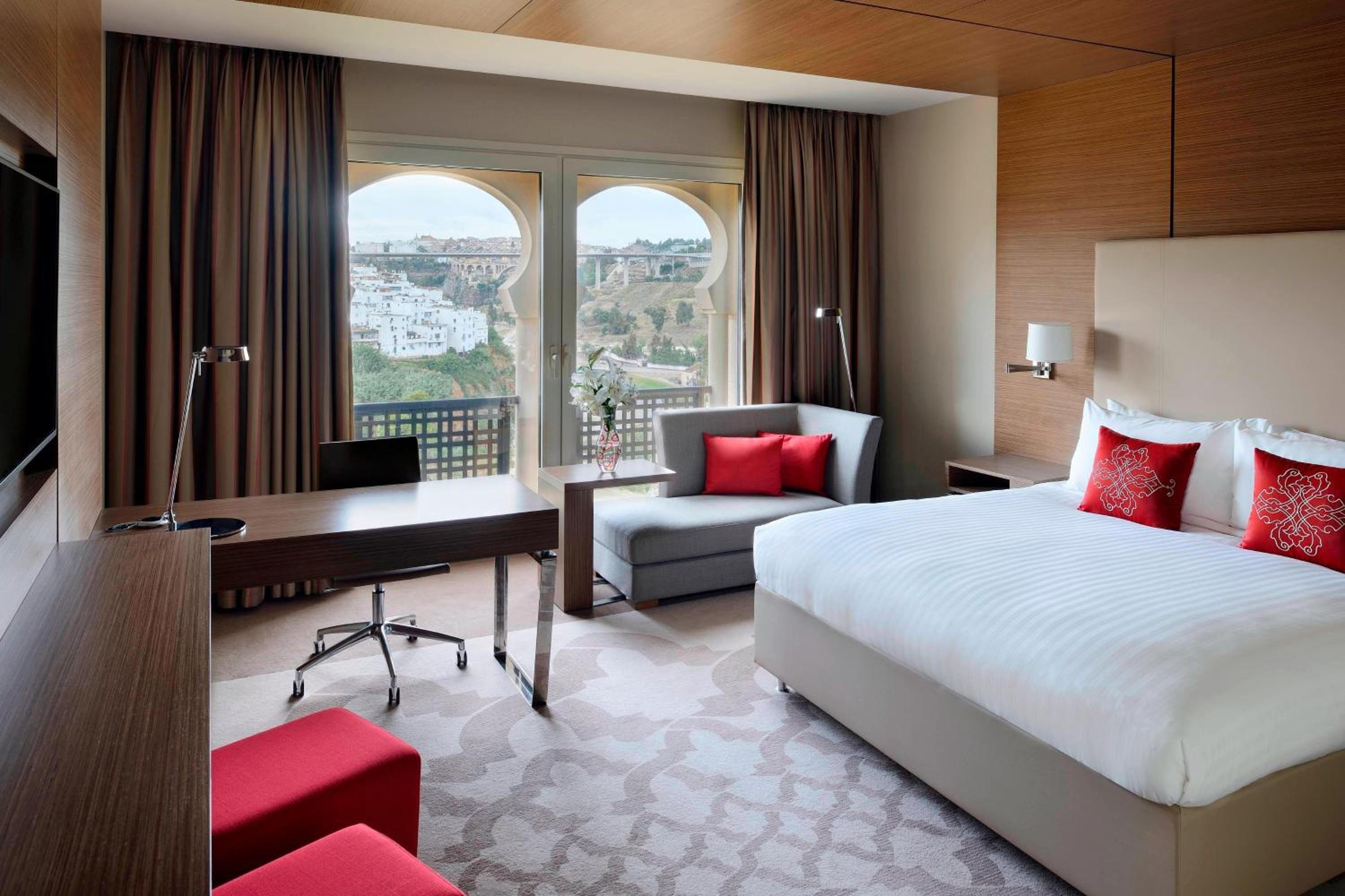Superior City View, Guest room, 1 King, City view  photo 2