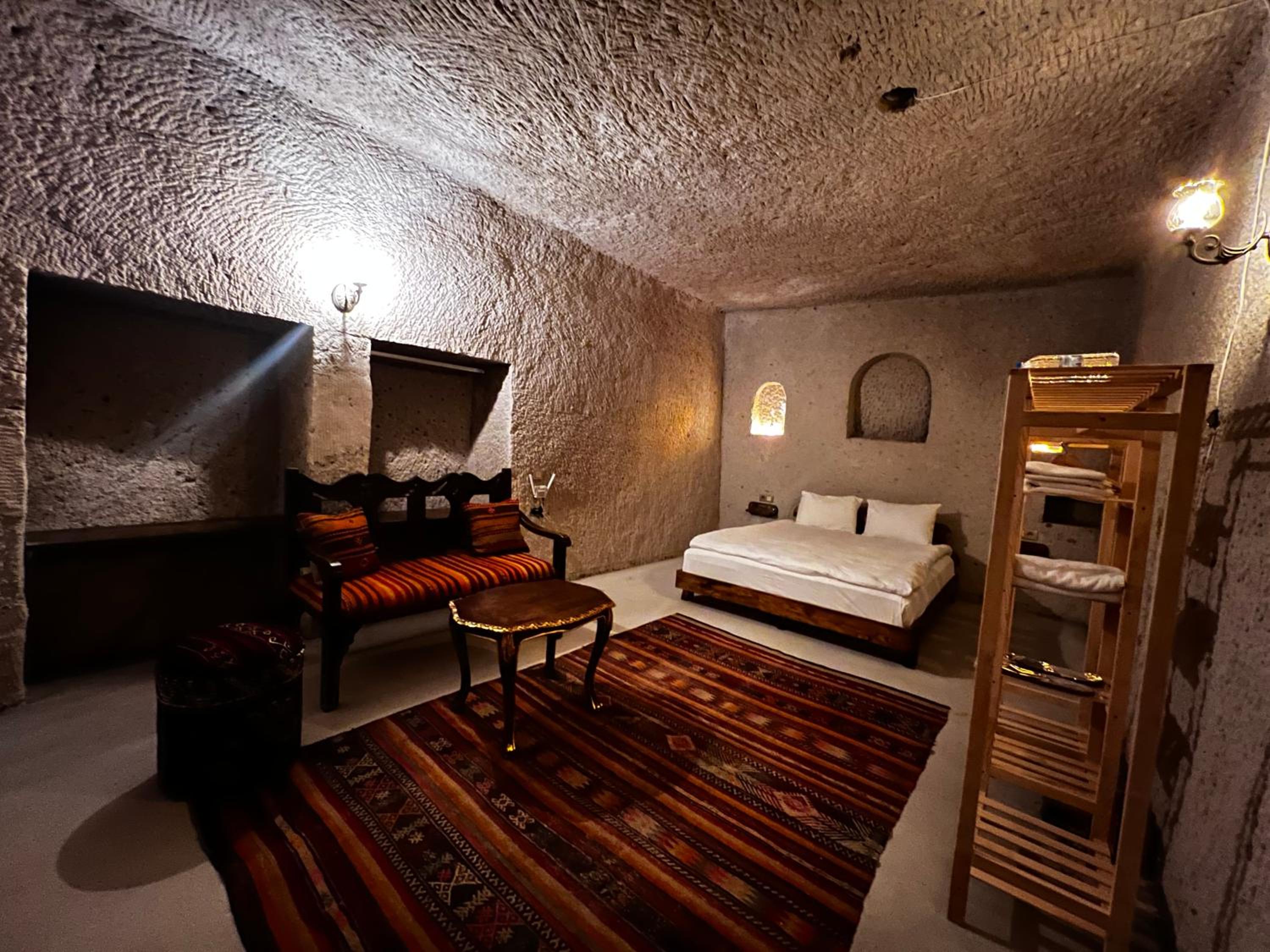 Deluxe Queen Suite - Photo 3