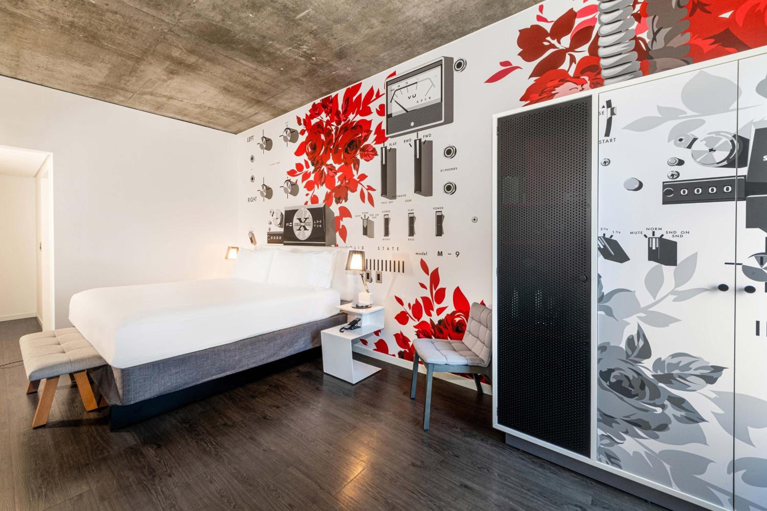 King Room with Roll-in Shower - Mobility and Hearing Accessible