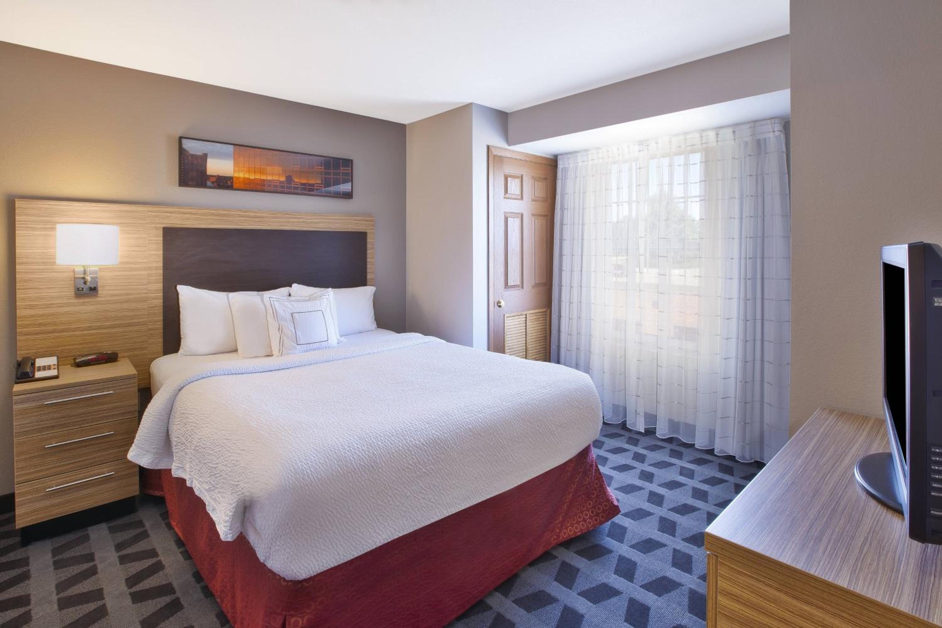 Two-Bedroom Suite - Photo 2