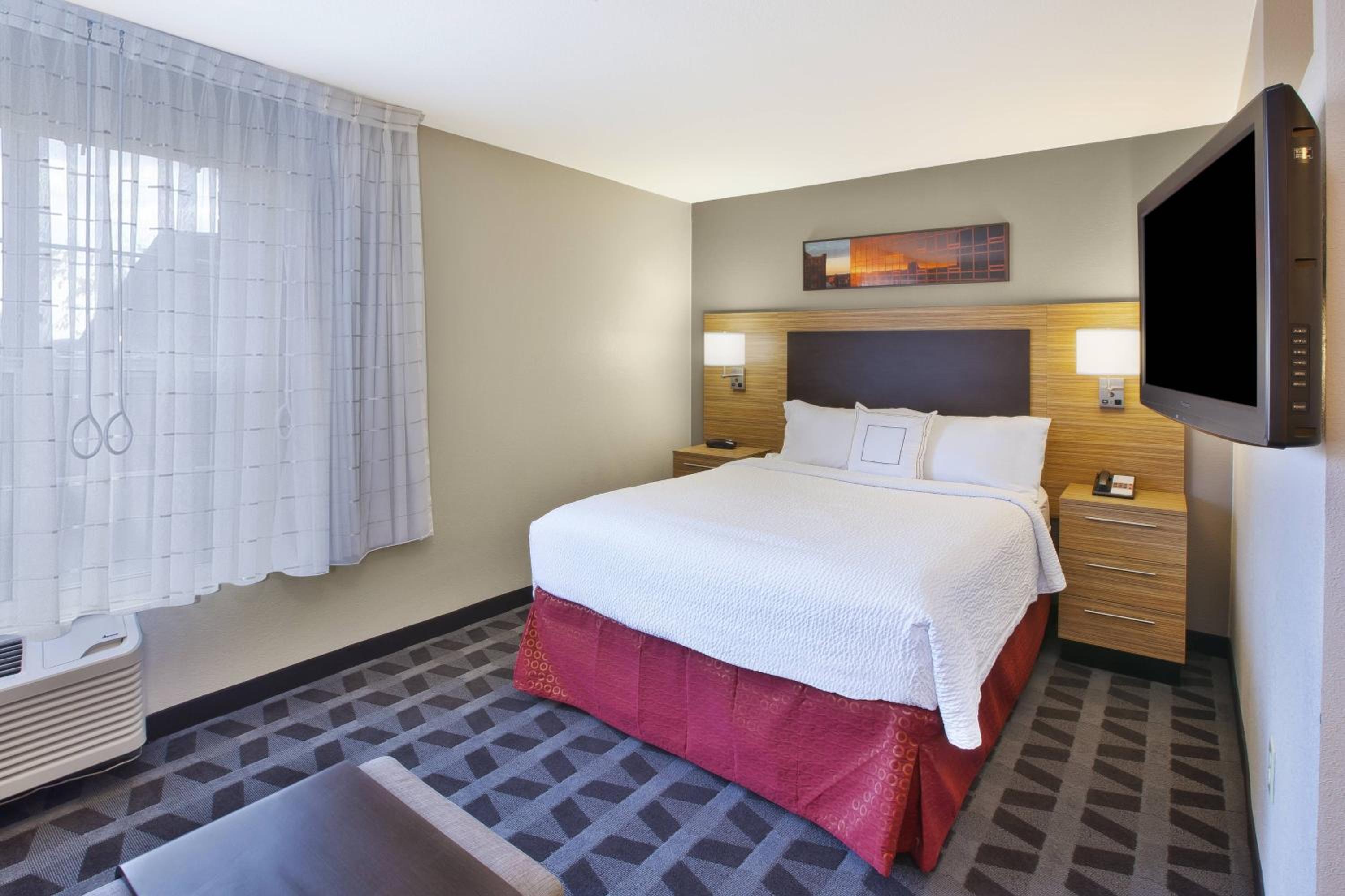 1 Queen Bed - Photo 1