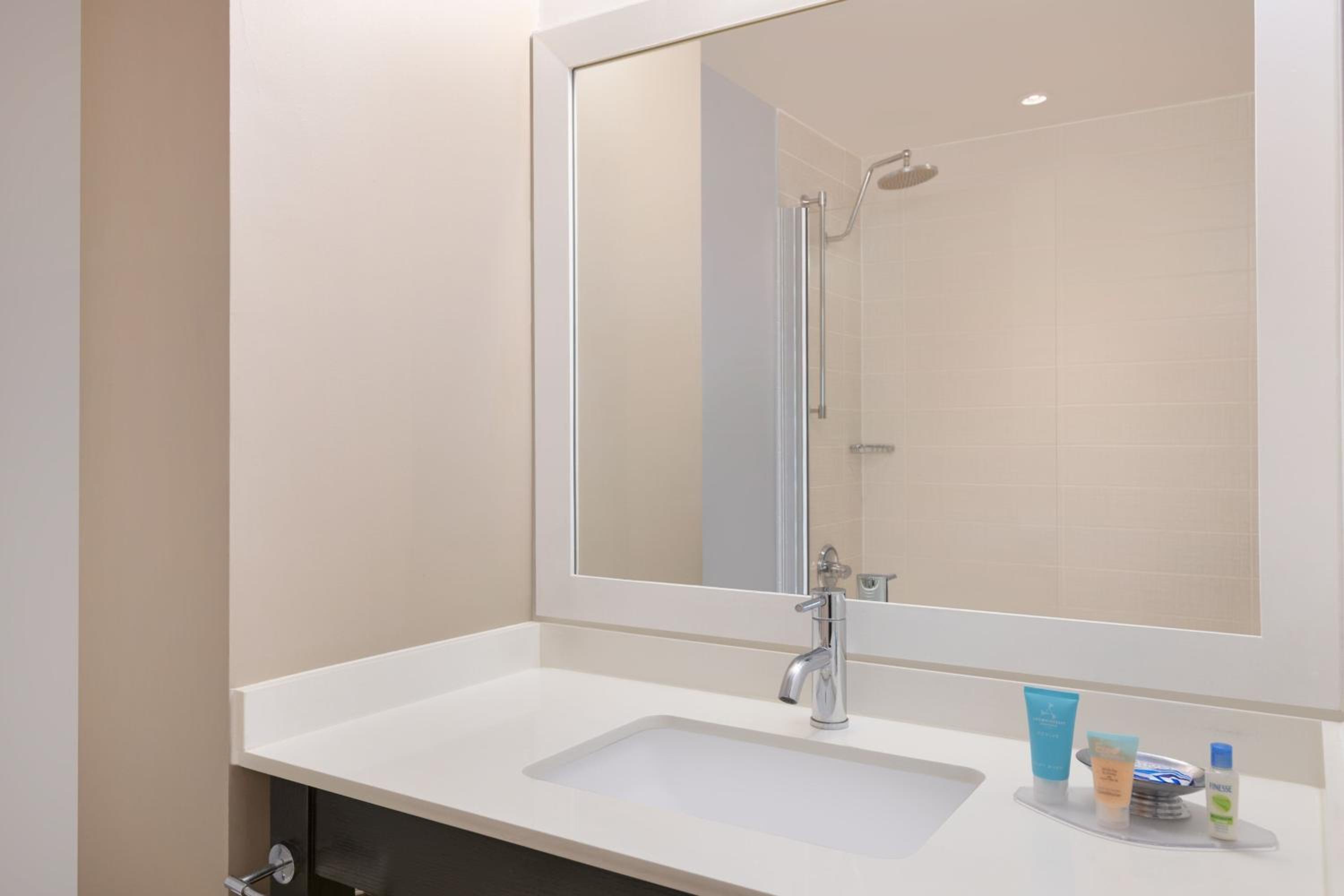 Standard King Room with Adapted Tub - Mobility Accessible - Photo 4