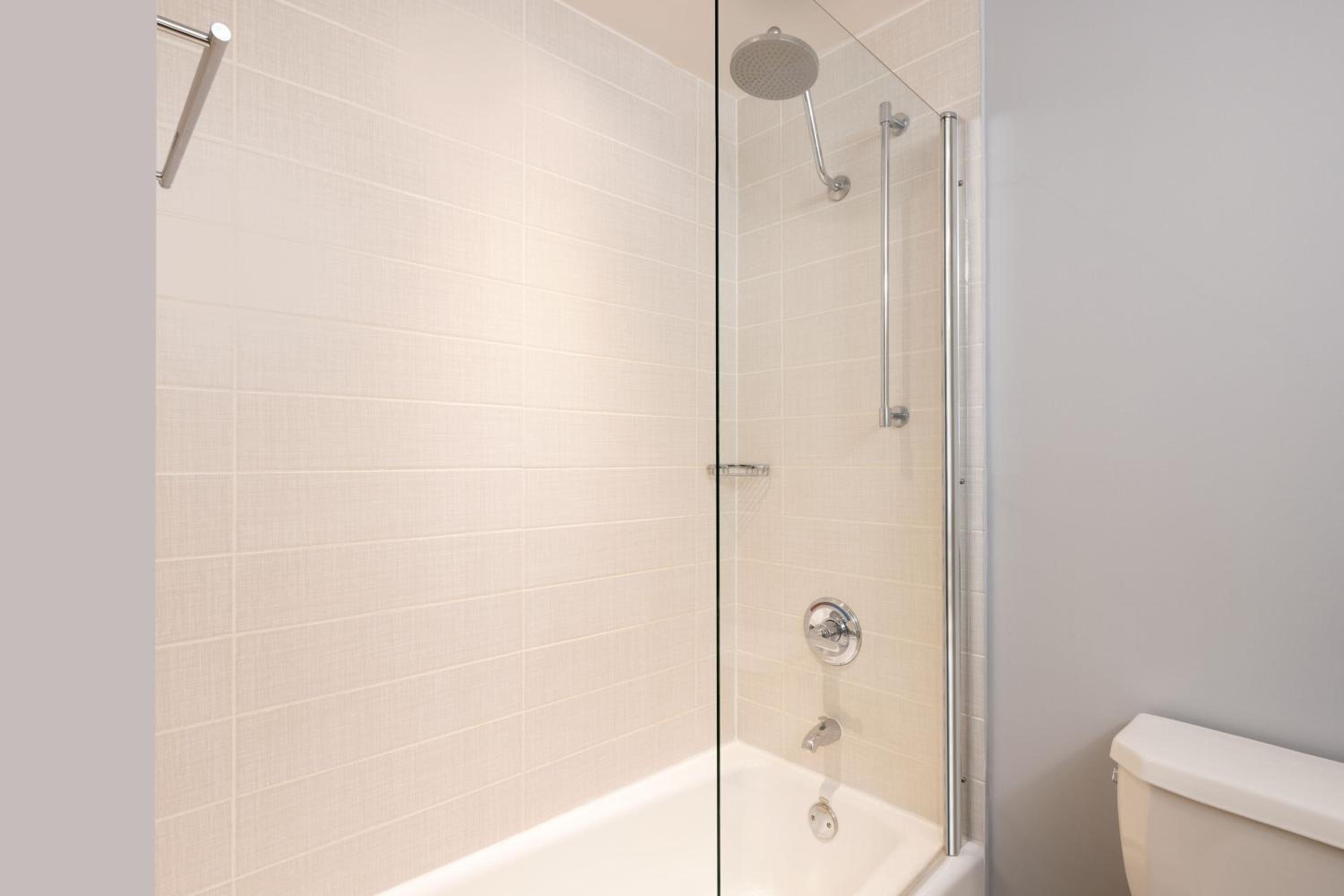 Standard King Room with Adapted Tub - Mobility Accessible - Photo 5