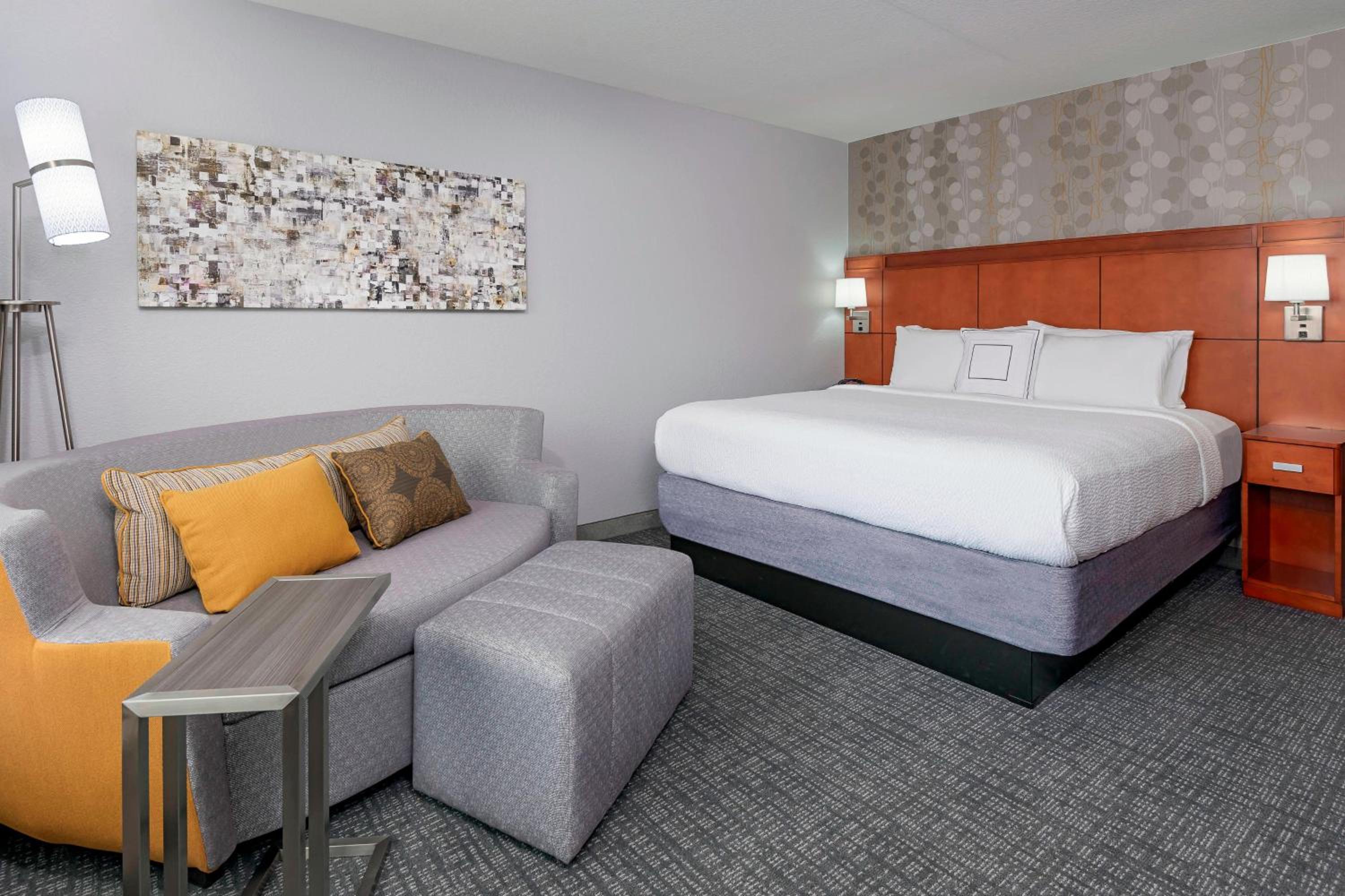 King Room with Sofa Bed - Photo 1