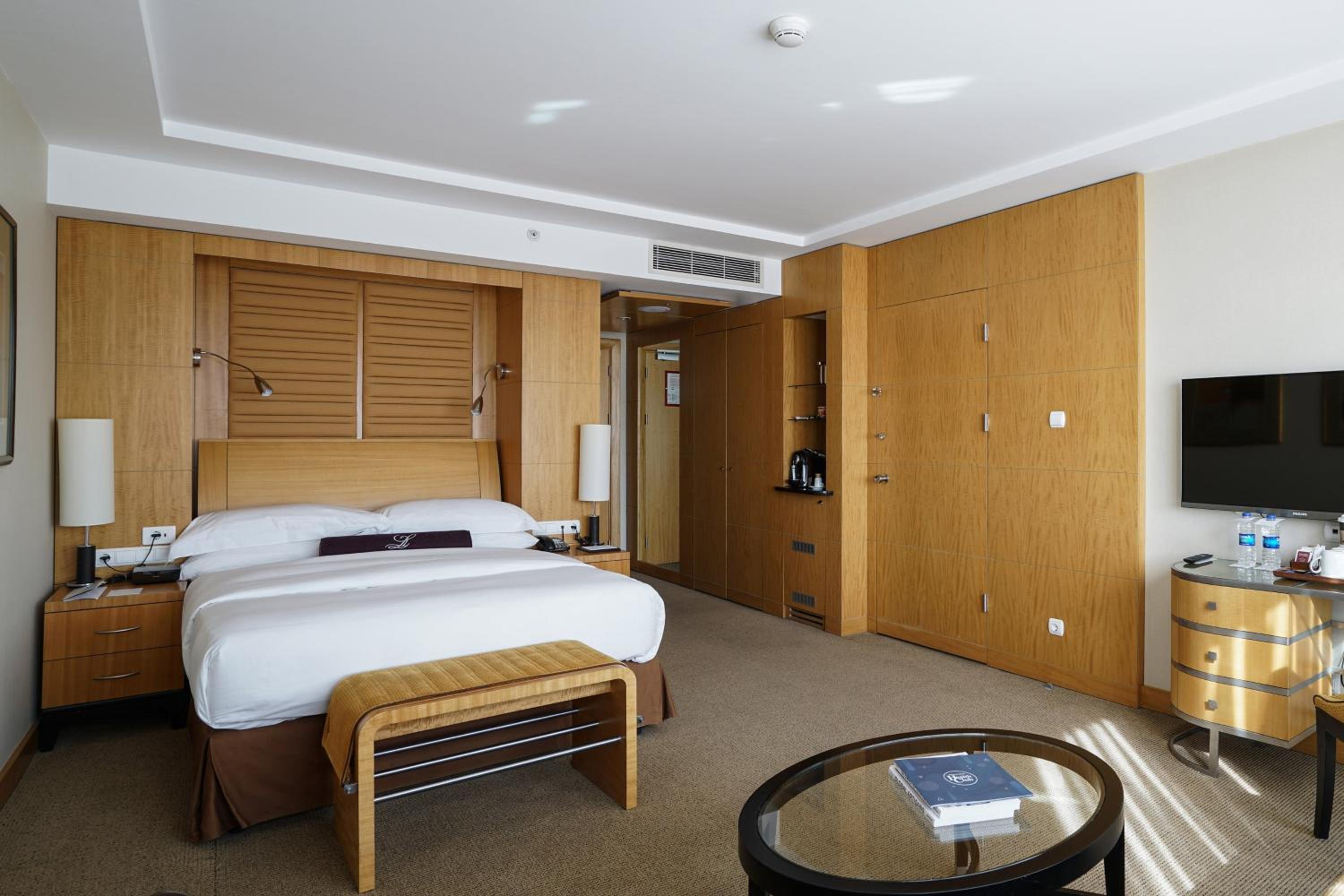 Deluxe Queen Room