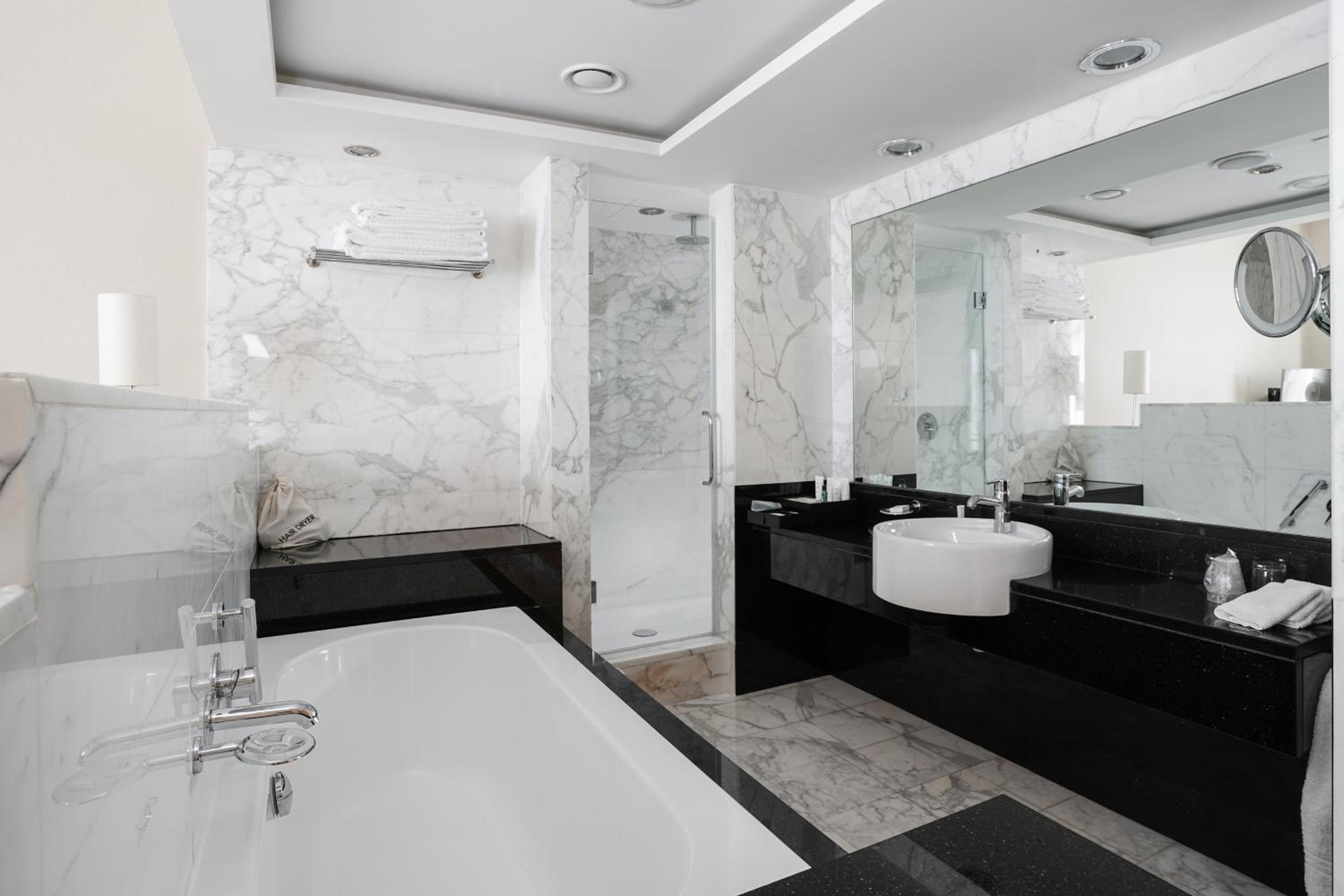 Two Bedroom Apart Suite thumbnail 6