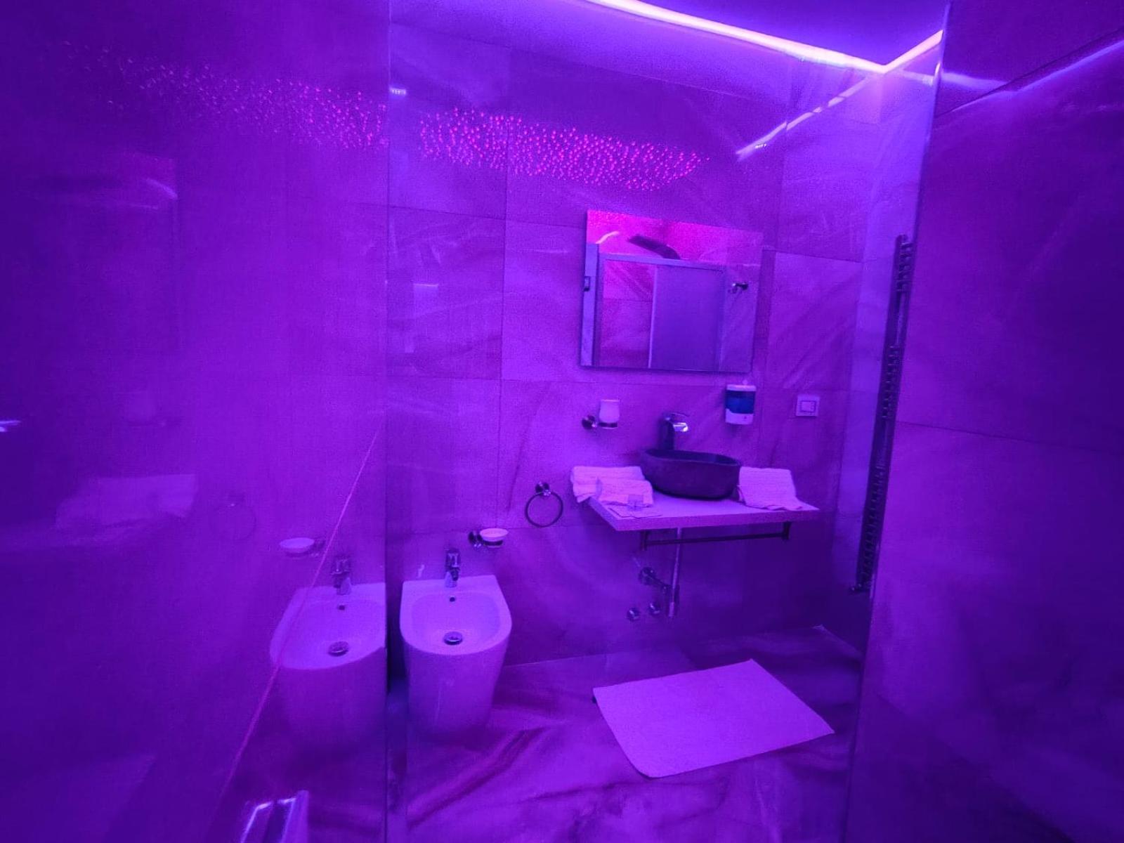 Queen Suite with Spa Bath photo 2